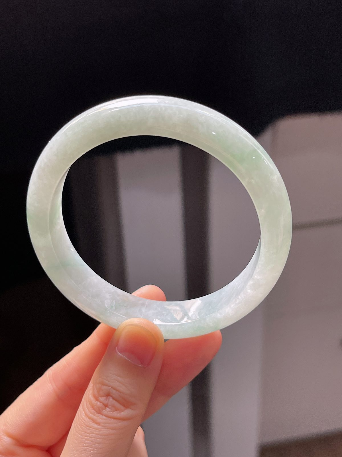 正圈56.8圈口，翡翠糯化种淡绿色手镯