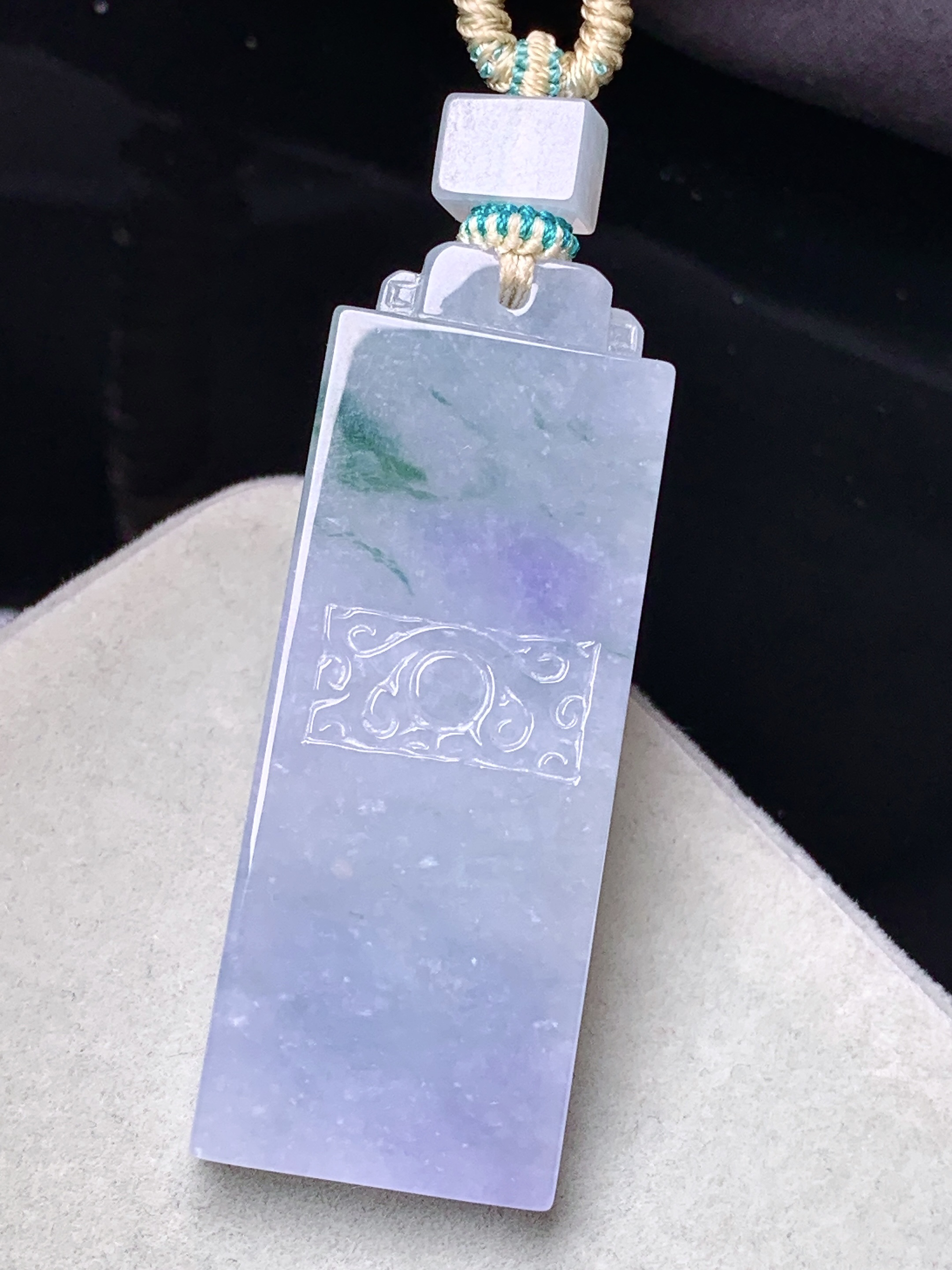 紫罗兰飘绿无事牌吊坠 玉质细腻 色泽艳丽清新 水润亮眼 整体尺寸47*17.8*5L1