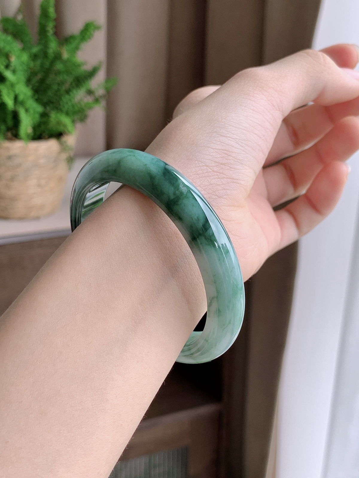 【手镯】正圈 圈口 55 56
【尺寸】55.5-11.4-7.4
【说明】冰飘花 青山云雾 种老细腻 缅甸A货翡翠 完美