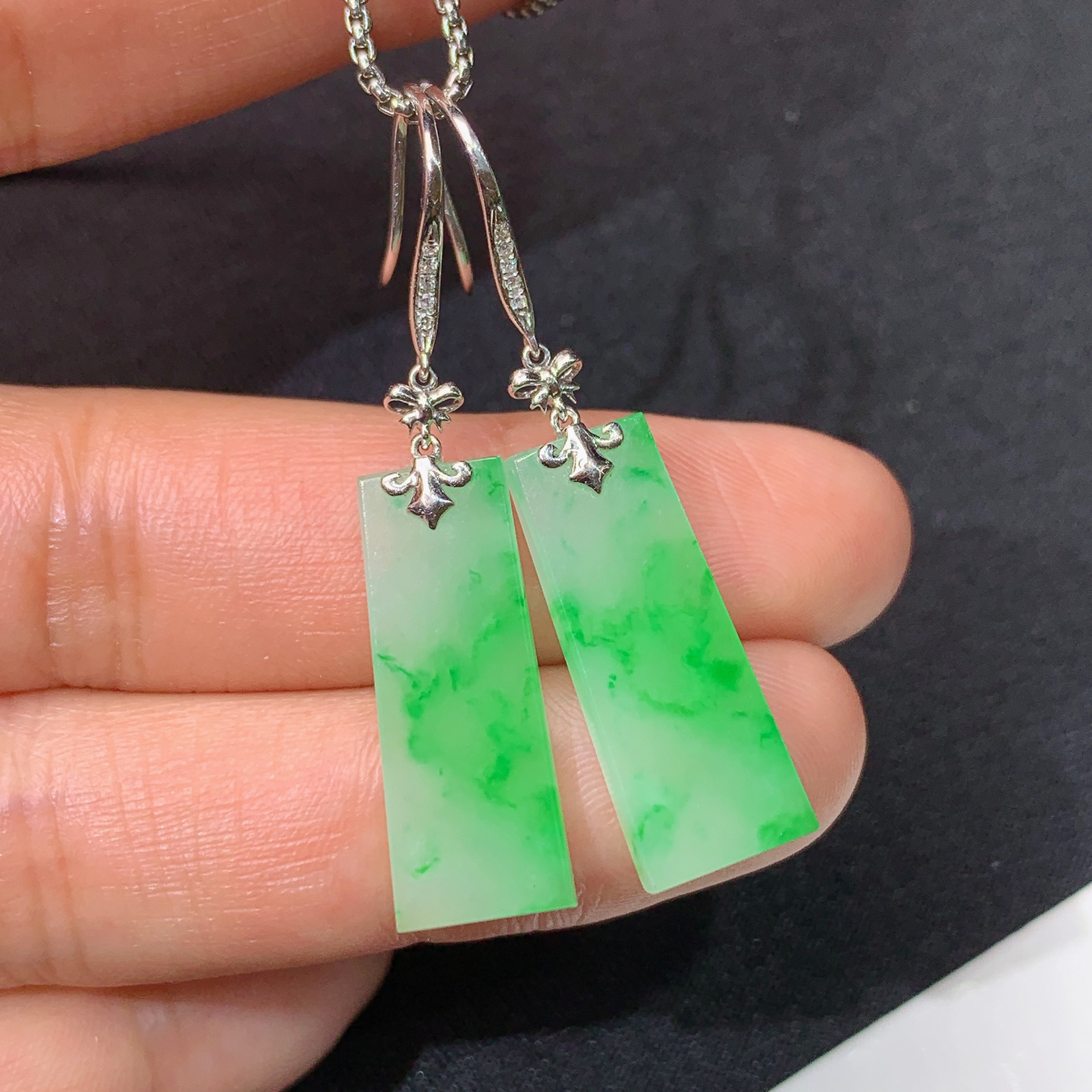 冰飘绿无事牌耳坠，18k金镶嵌，简约时尚，冰润色阳，种水足，Xyg 尺寸21.4*8.4*2.3