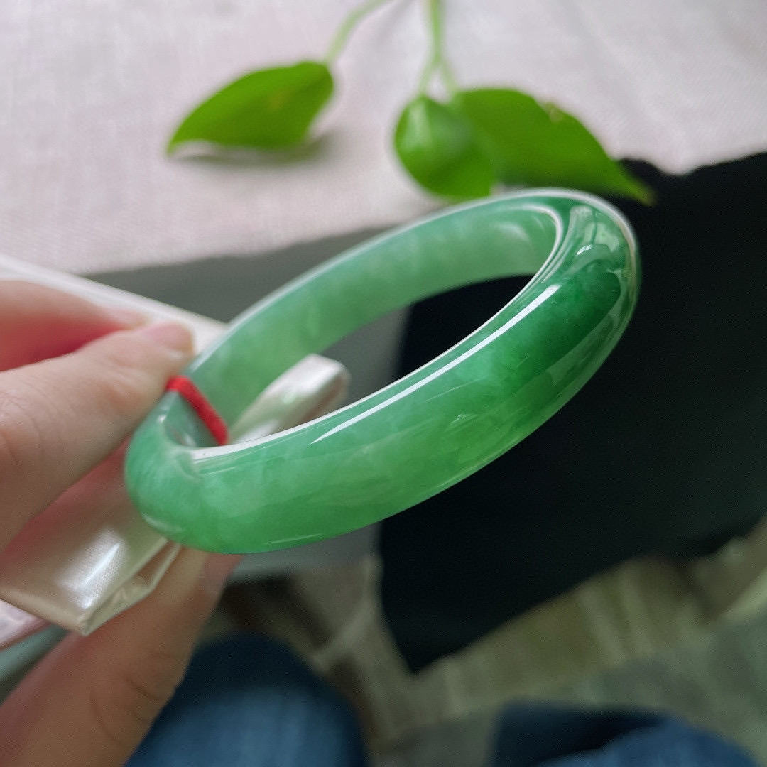 58.3/12.4/8.7，满绿正圈，绿得纯粹，艳得有质感。种老，细润，俏丽多姿，晶体