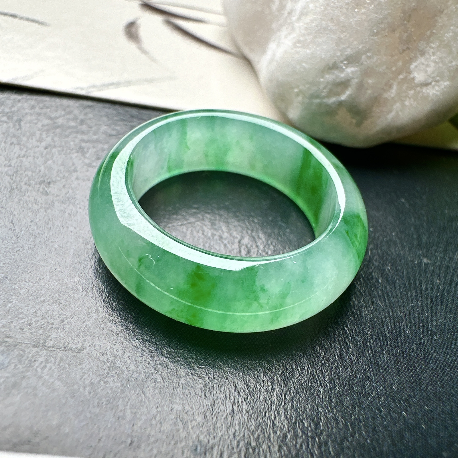 【冰种飘绿戒圈】难得的冰润度，难得的好颜色，韵味十足，古色古香。也可当甜甜圈佩戴
