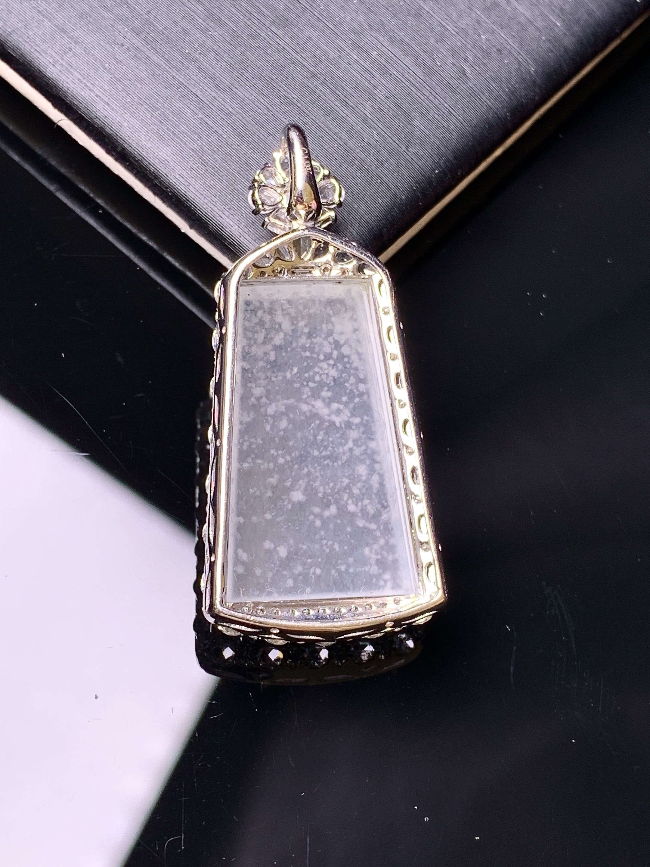 18k金钻镶嵌冰种雪花棉无事牌吊坠 玉质细腻 色泽艳丽清新 水润亮眼 整体尺寸36*16.8*6.8d2