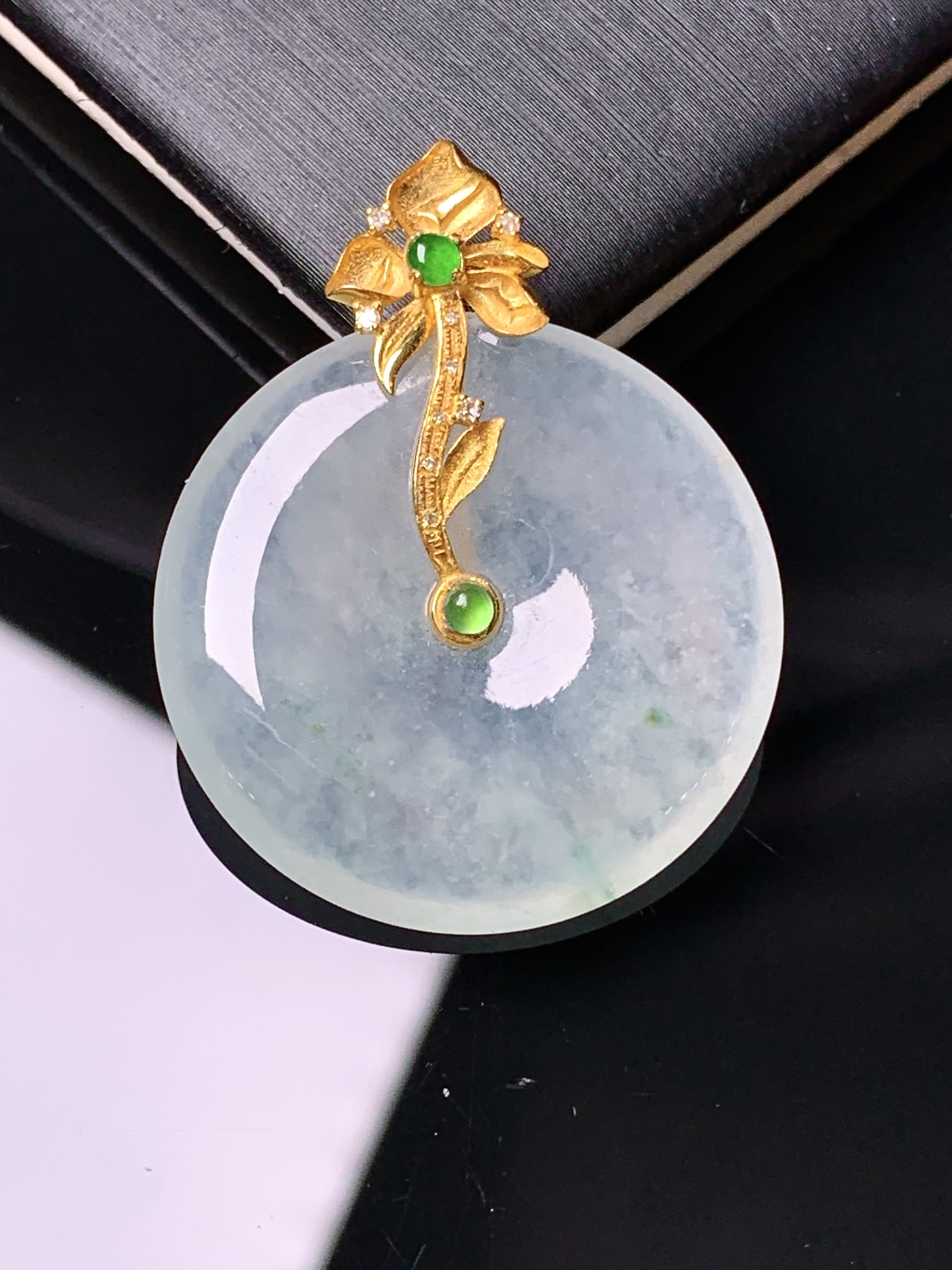 18k金钻镶嵌冰种平安扣吊坠 玉质细腻 色泽艳丽清新 水润亮眼 整体尺寸32.2*25.5*4.2z