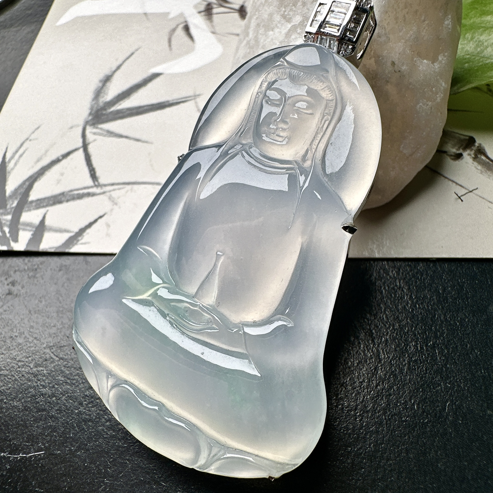 【冰种飘花素衣观音】质地细腻，通透度上佳，冰感十足，适合佩戴，收藏品质，18k金钻镶嵌，裸石尺寸54.5*37.6*4.8毫米