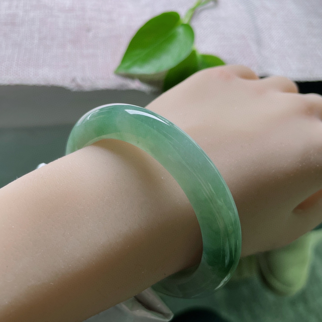 54.5/10.2/9.6，湖水绿正圈，水头好，版型厚装的，饱满，沉稳内敛。无暇