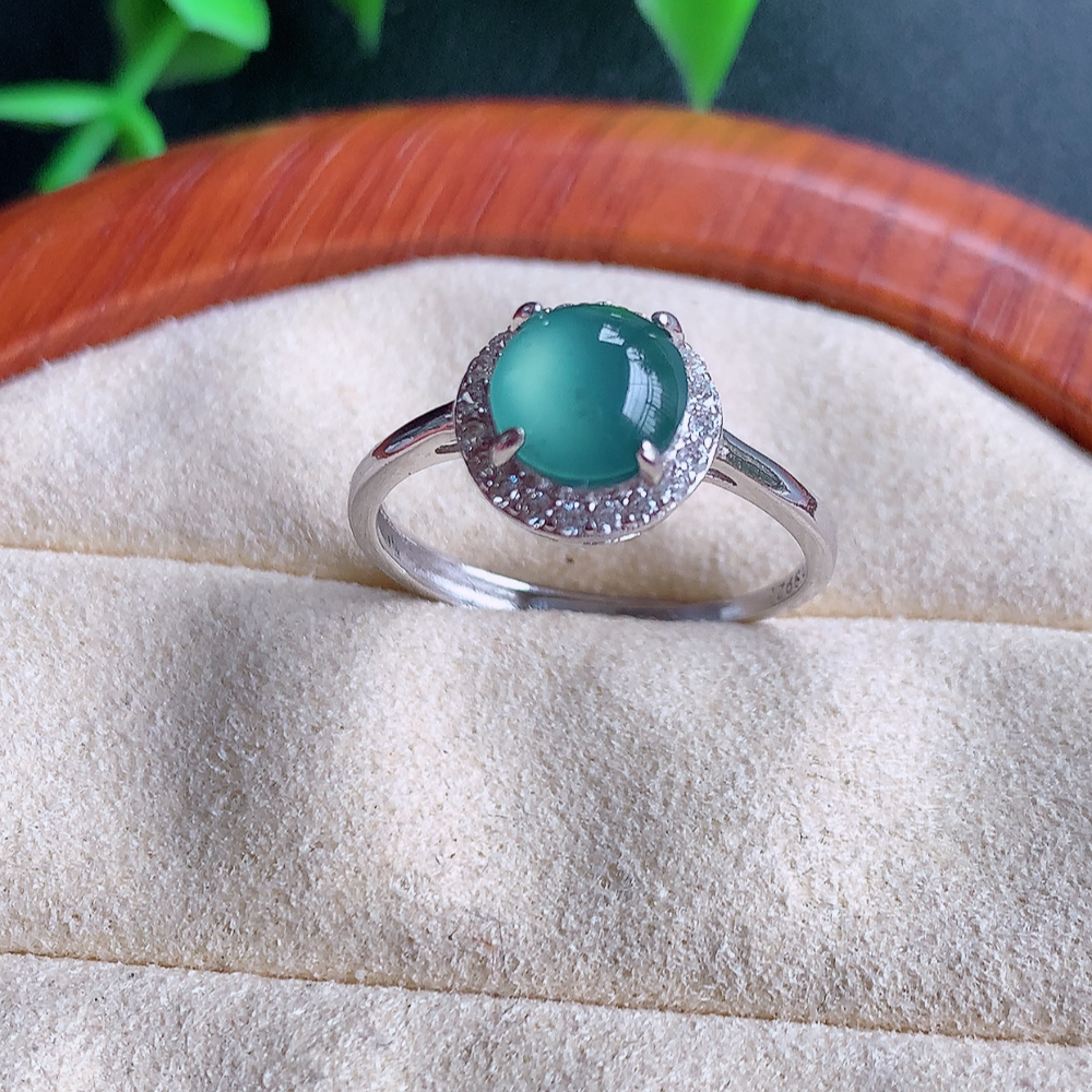 冰晴水精美环形翡翠戒指  玉质细腻  冰清玉润  飘花灵动  颜色漂亮  W481.21   内径尺寸：18-9.5-6.3mm  裸石尺寸：7mm