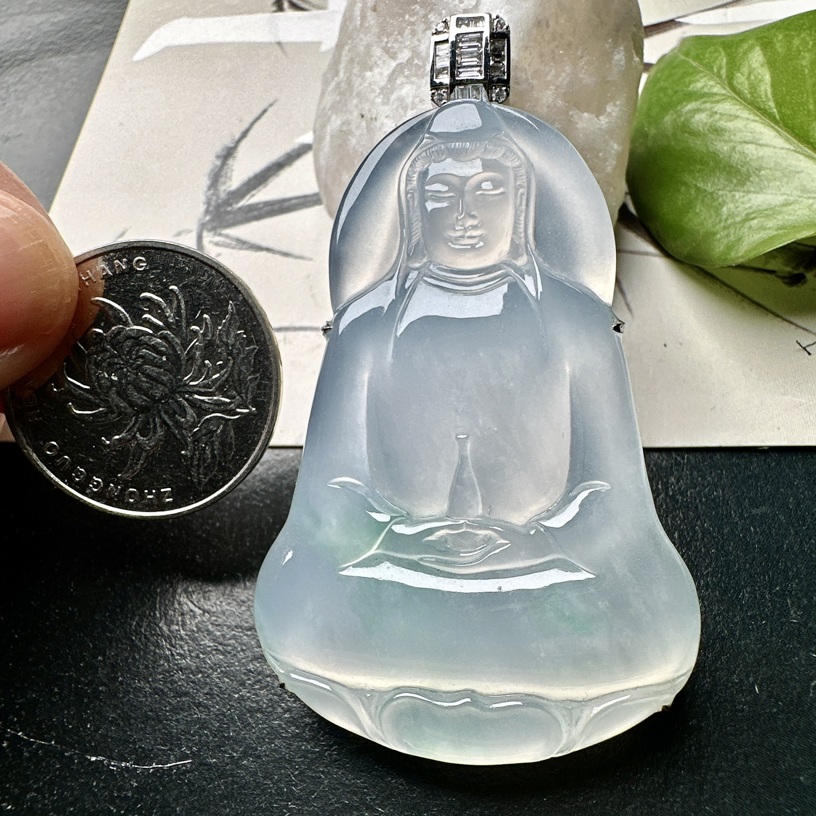 【冰种飘花素衣观音】质地细腻，通透度上佳，冰感十足，适合佩戴，收藏品质，18k金钻镶嵌，裸石尺寸54