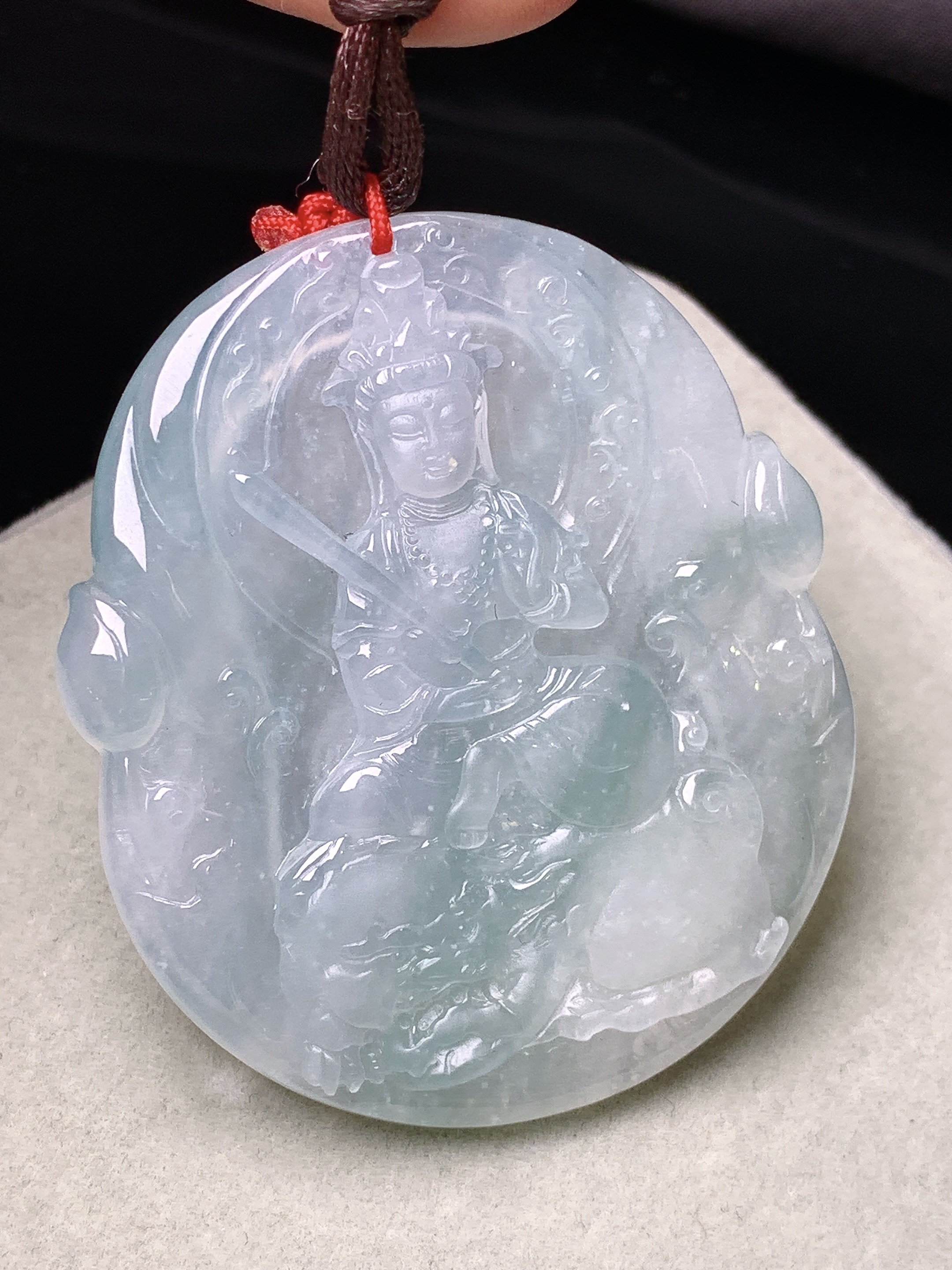 飘绿文殊观音菩萨吊坠 玉质细腻 色泽艳丽清新 水润亮眼 整体尺寸50.8*43.2*5.6b2