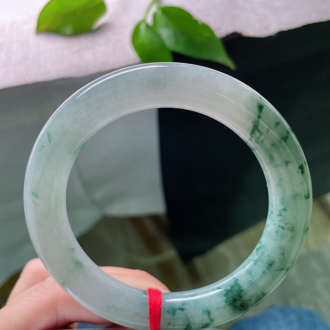 60/12.2，飘花圆条，大圈口，天然孤品，无两花色，戴出专属气质。珠圆玉润，完美