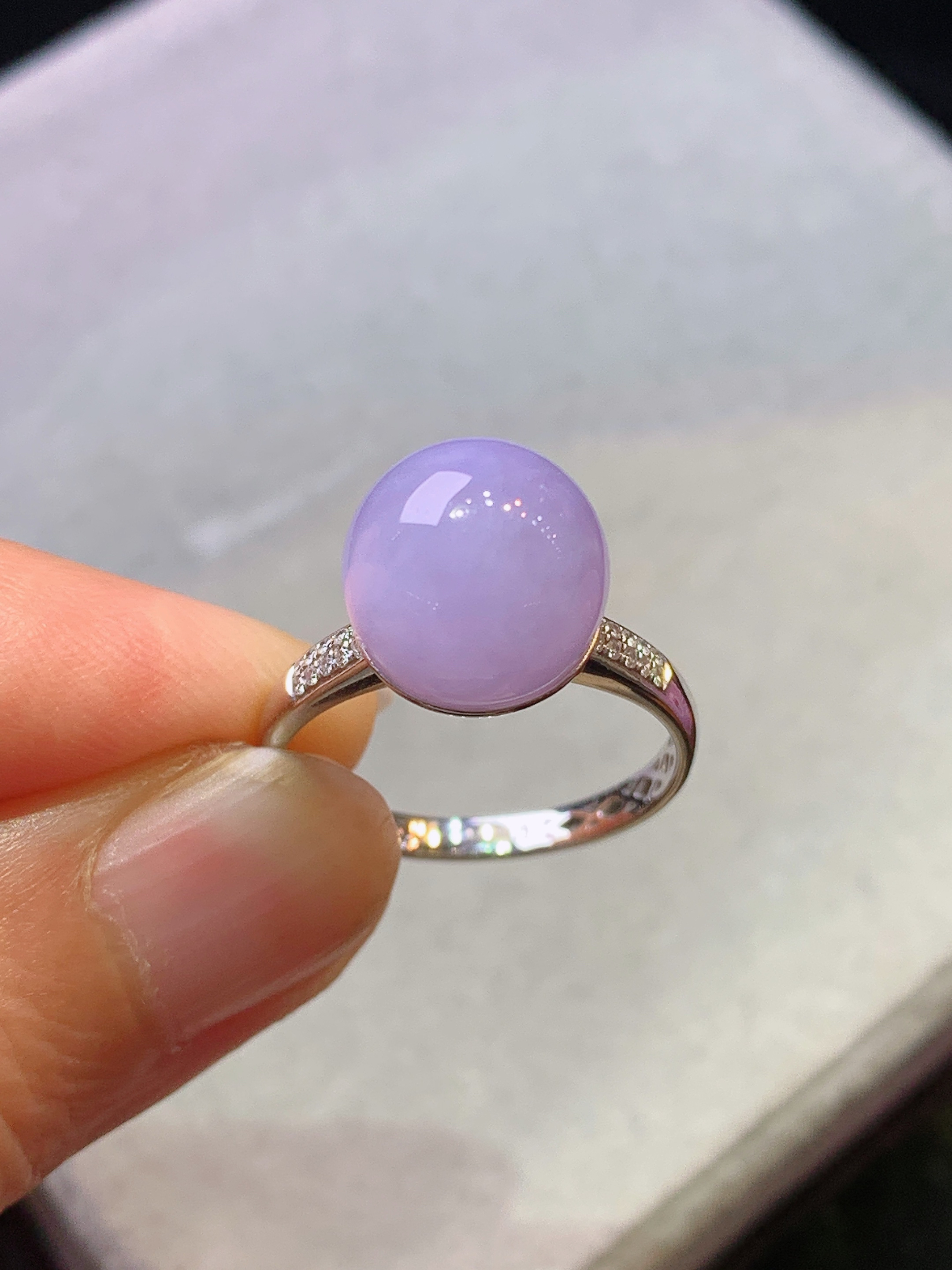 18k金钻镶嵌紫罗兰圆珠戒指 玉质细腻 色泽艳丽清新 水润亮眼 圈口13.5 整体尺寸10.5 b1