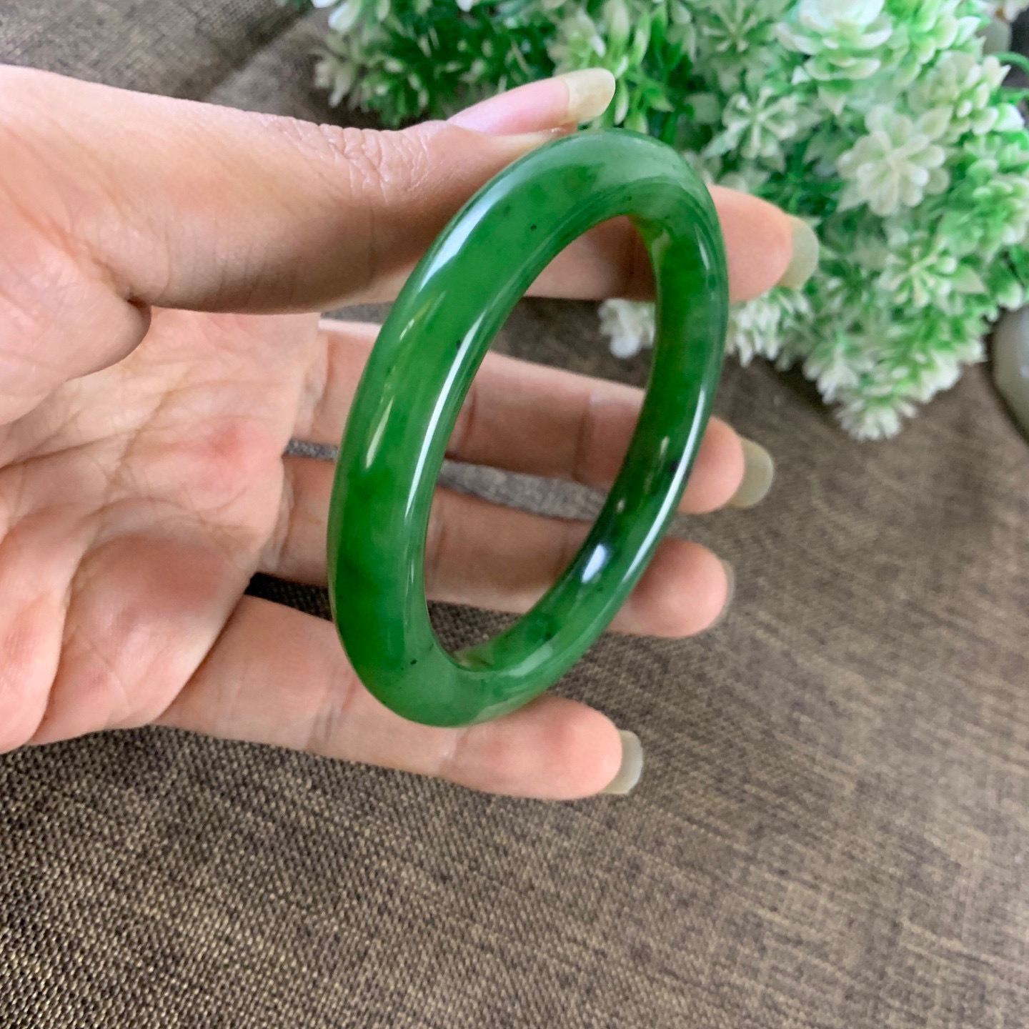 和田玉碧玉58.5圈口鲜阳绿色手镯，镯型古朴典雅。在诗情画意的雨巷相遇，你是我腕间的一抹风情，有你眸有深情.清风荡漾湖间静水，我愿俯身低眉，在烟波涟漪处寻你