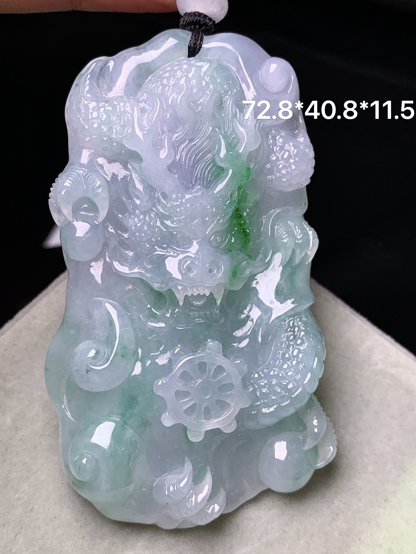 飘绿龙牌子吊坠 玉质细腻 色泽艳丽清新 水润亮眼 整体尺寸72.8*40.8*11.5L1