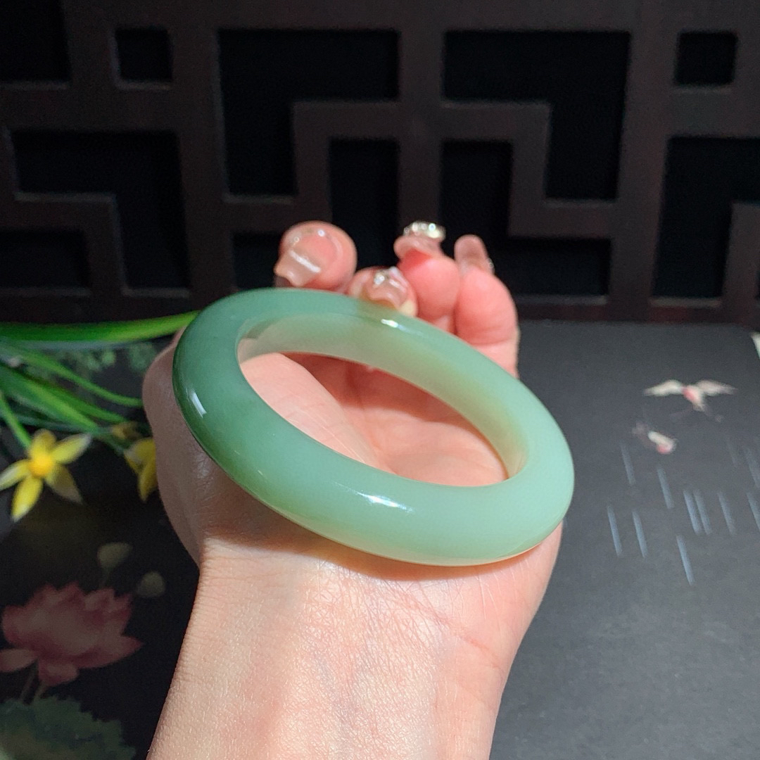 和田玉54圈口翠青手镯！玉质细腻油润 底色纯净 脂粉好，品质高。
