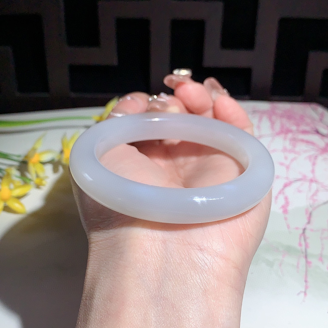 ￼ 和田玉55.5圈口紫罗兰色手镯！玉质细腻油润 底色纯净 无裂无黑 脂粉好，品质高