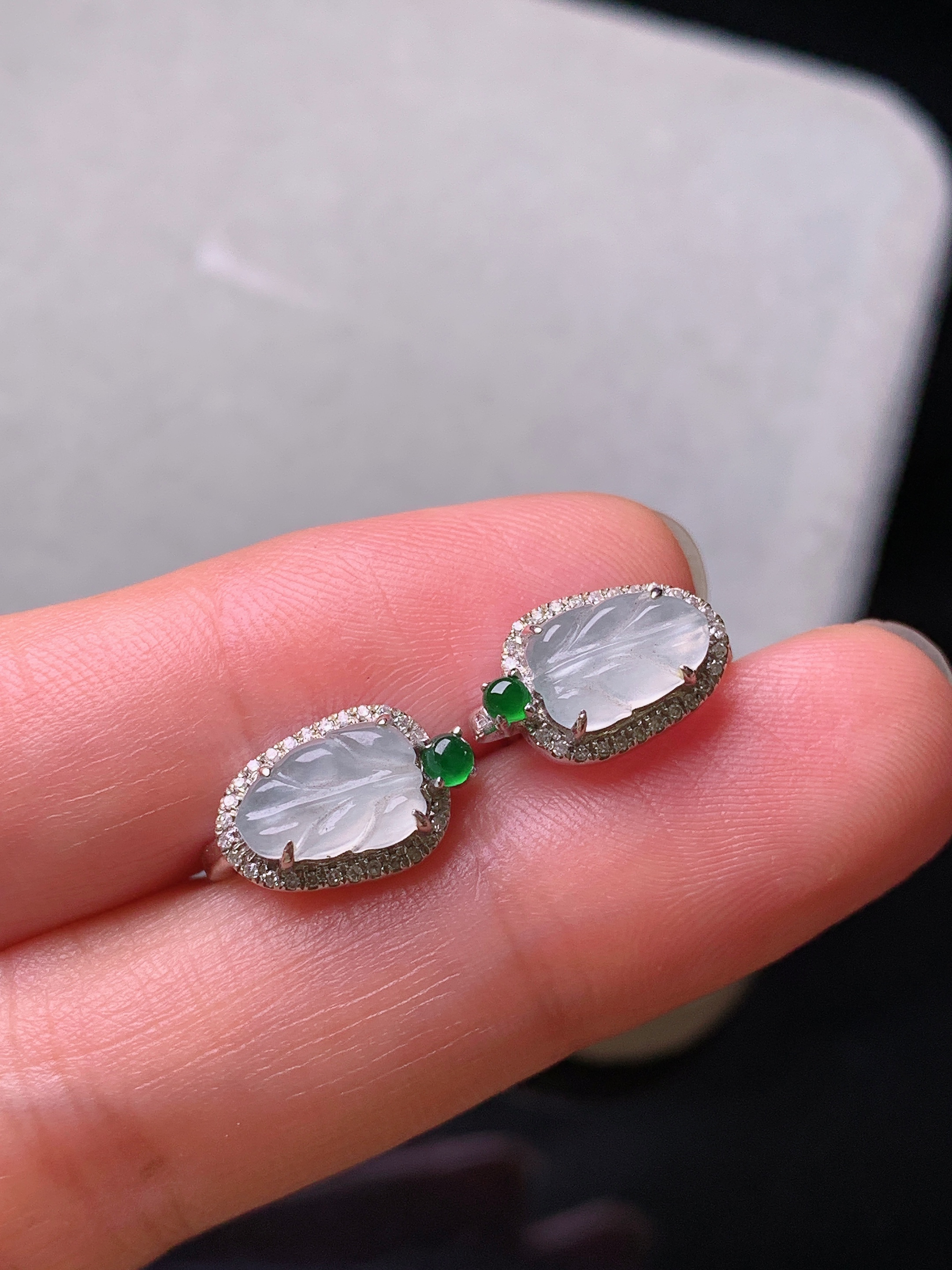 18k金钻镶嵌冰种树叶耳钉 玉质细腻 色泽艳丽清新 水润亮眼 整体尺寸12*7.7*4.3f3