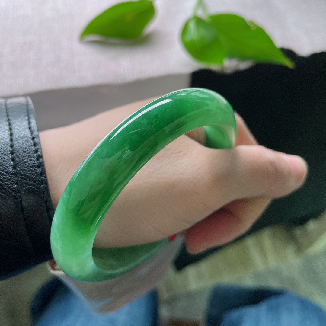 58.3/12.4/8.7，满绿正圈，绿得纯粹，艳得有质感。种老，细润，俏丽多姿，晶体