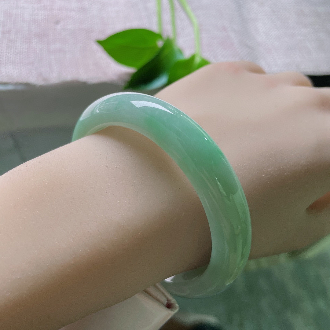 56/12/9.2，绿底正圈，鲜活翠色，充满生机和希望，质地温润，棉线