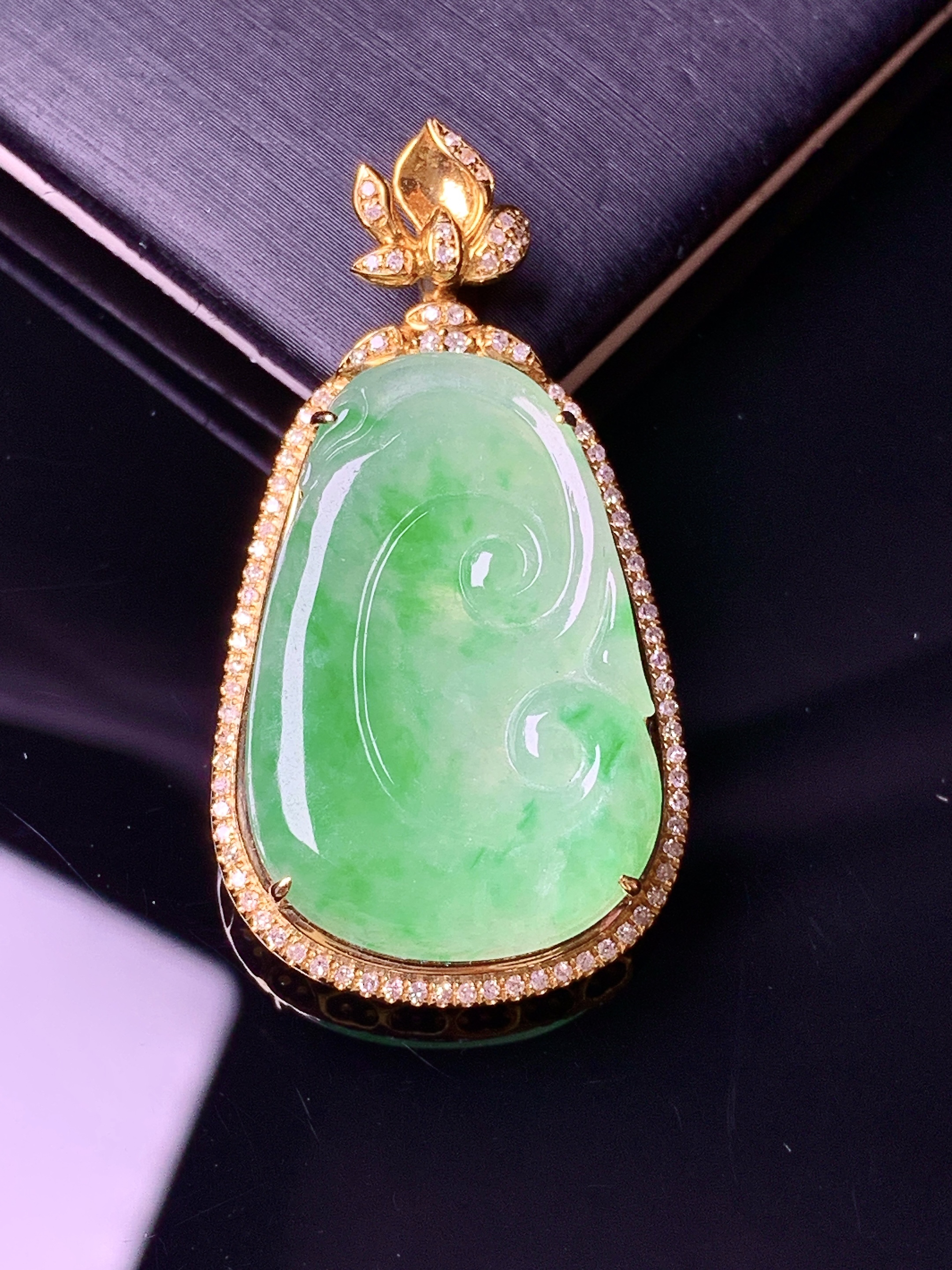 18k金钻镶嵌翠绿如意吊坠 玉质细腻 色泽艳丽清新 水润亮眼 整体尺寸38.5*20.5*7f3