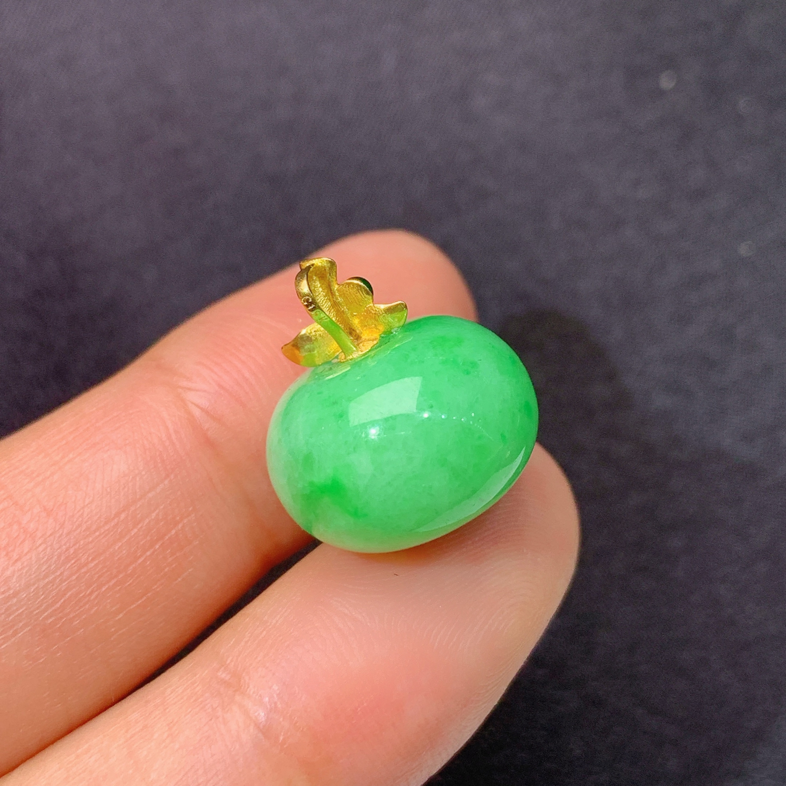 飘绿苹果吊坠，18k金镶嵌，冰润色阳，玉质细腻，种水足，Xyg 尺寸16*14.7*10.1