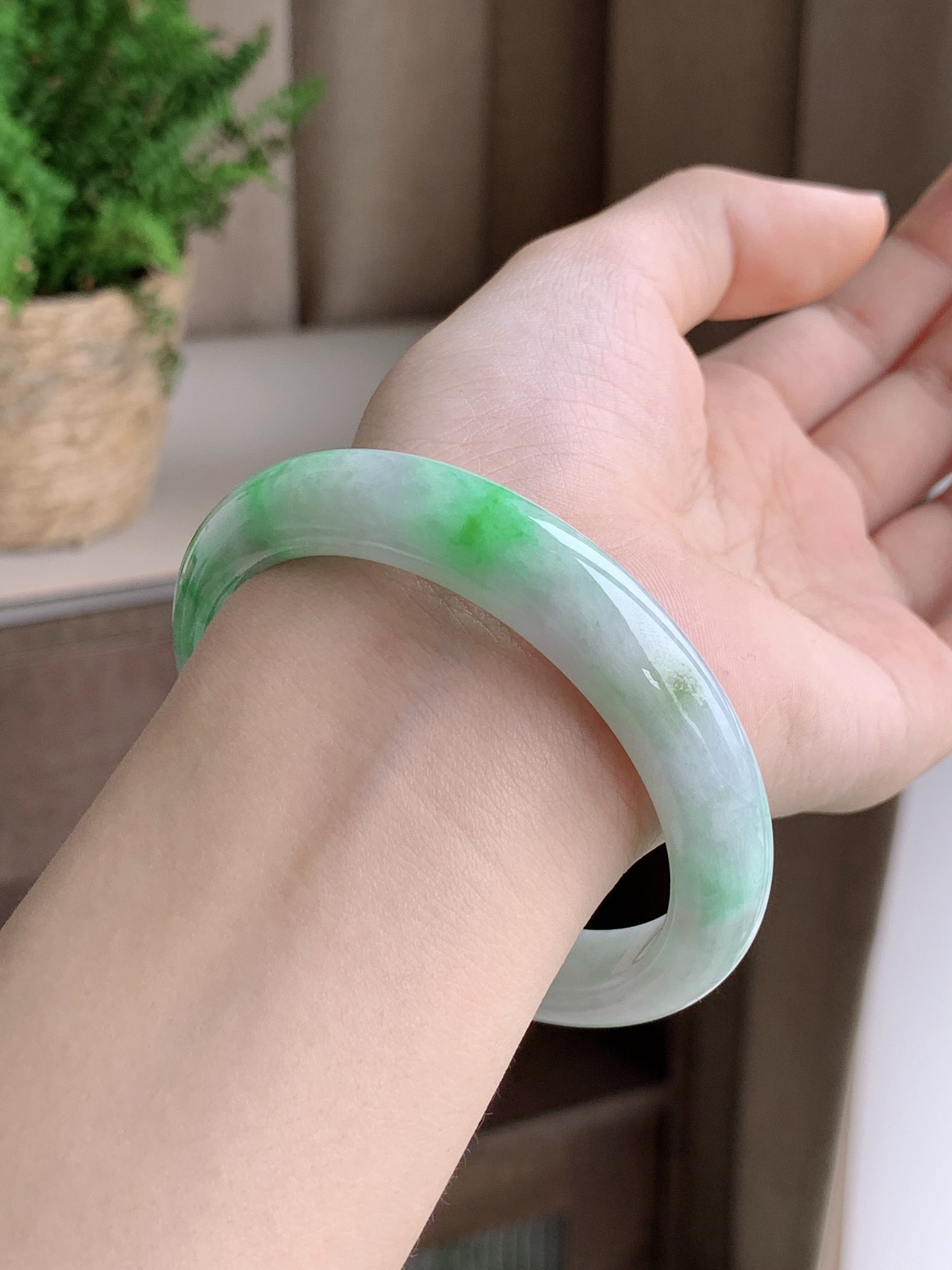 【手镯】正圈 圈口 55 56
【尺寸】56-10.9-7.8
【说明】飘绿花 冰飘花 金丝绿 白底青 种老细腻 缅甸A货翡翠 完美