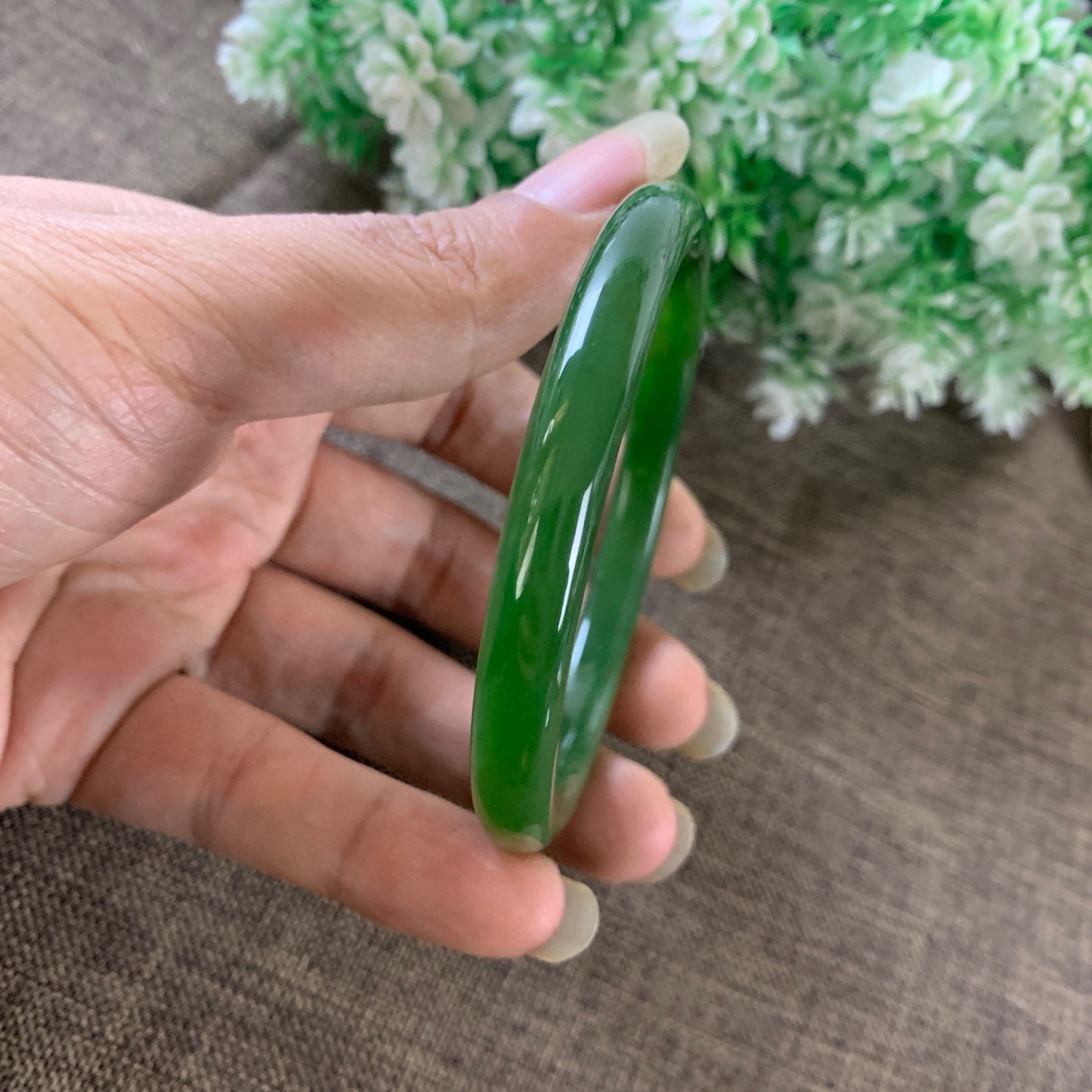 和田玉碧玉61圈口鲜阳绿色手镯，镯型古朴典雅。在诗情画意的雨巷相遇，你是我腕间的一抹风情，有你眸有深