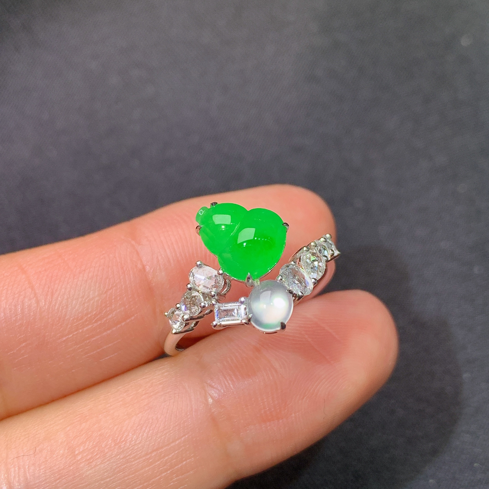 冰阳绿葫芦戒指，18k金镶嵌，款式精美，冰润色阳，种水足，Al 圈口15 裸石7.8*6.4*3