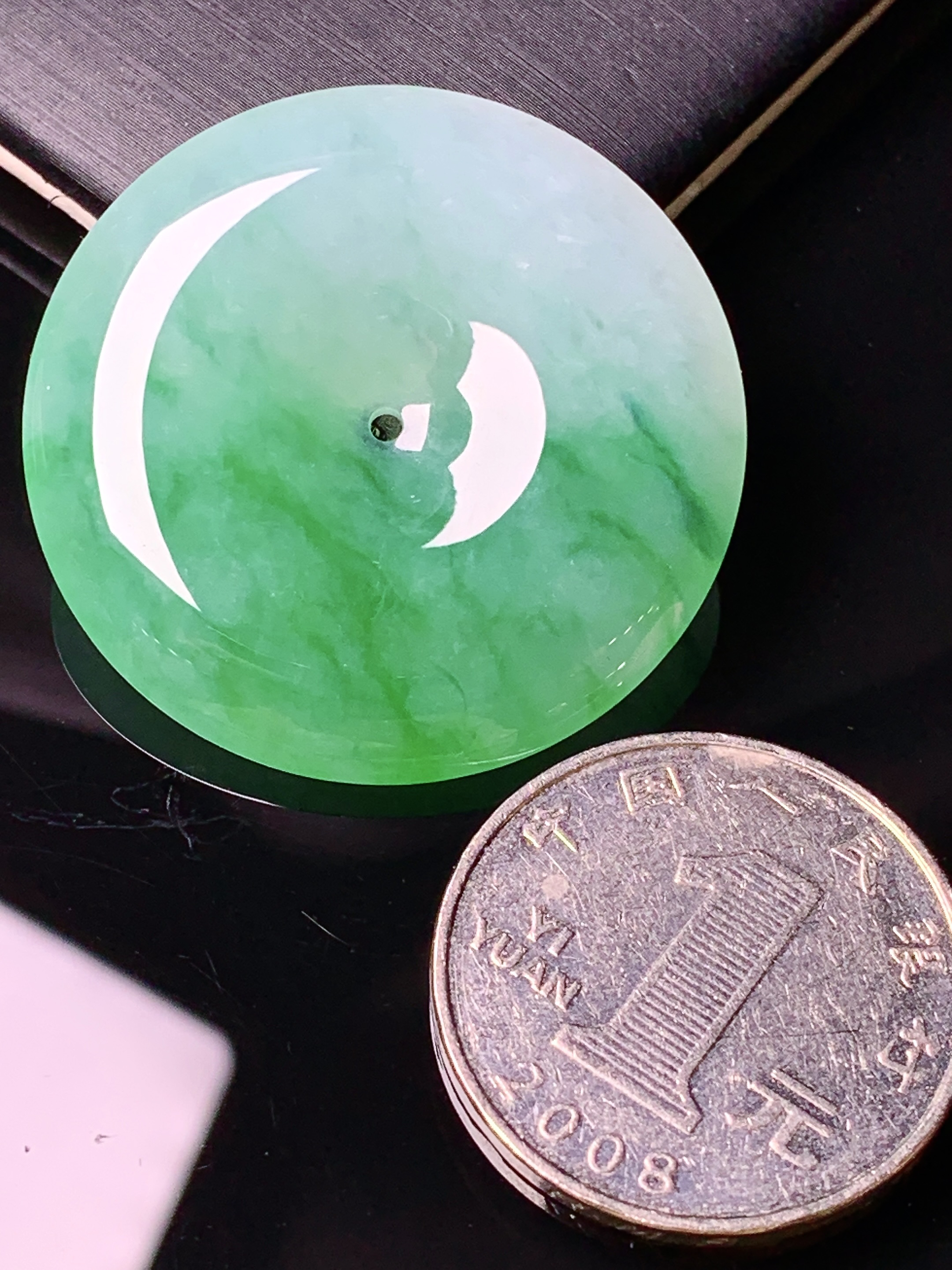 飘绿平安扣吊坠 玉质细腻 色泽艳丽清新 水润亮眼 整体尺寸36*6.5x1