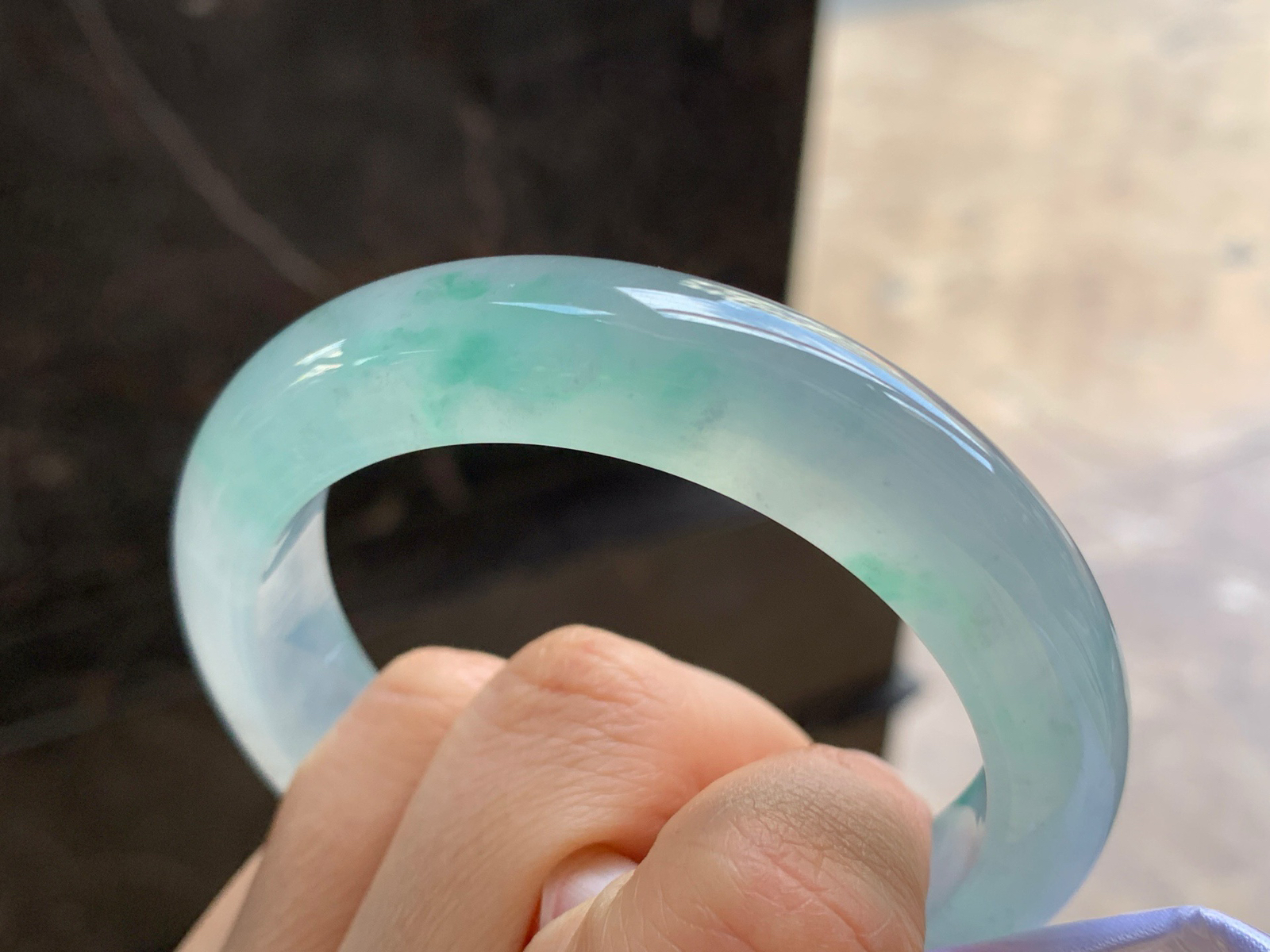 57-13-9.2

冰种飘绿手镯^_^透亮