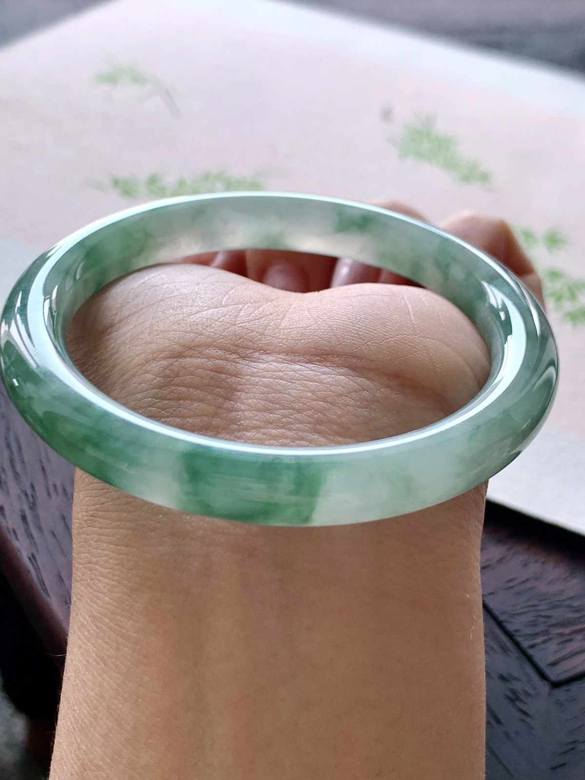 【手镯】️圆条 圈口 57 58 
【尺寸】56.4-8.4-8.5
【说明】冰底晴岚 冰晴水 冰飘花 种老细腻 缅甸A货翡翠 有细纹