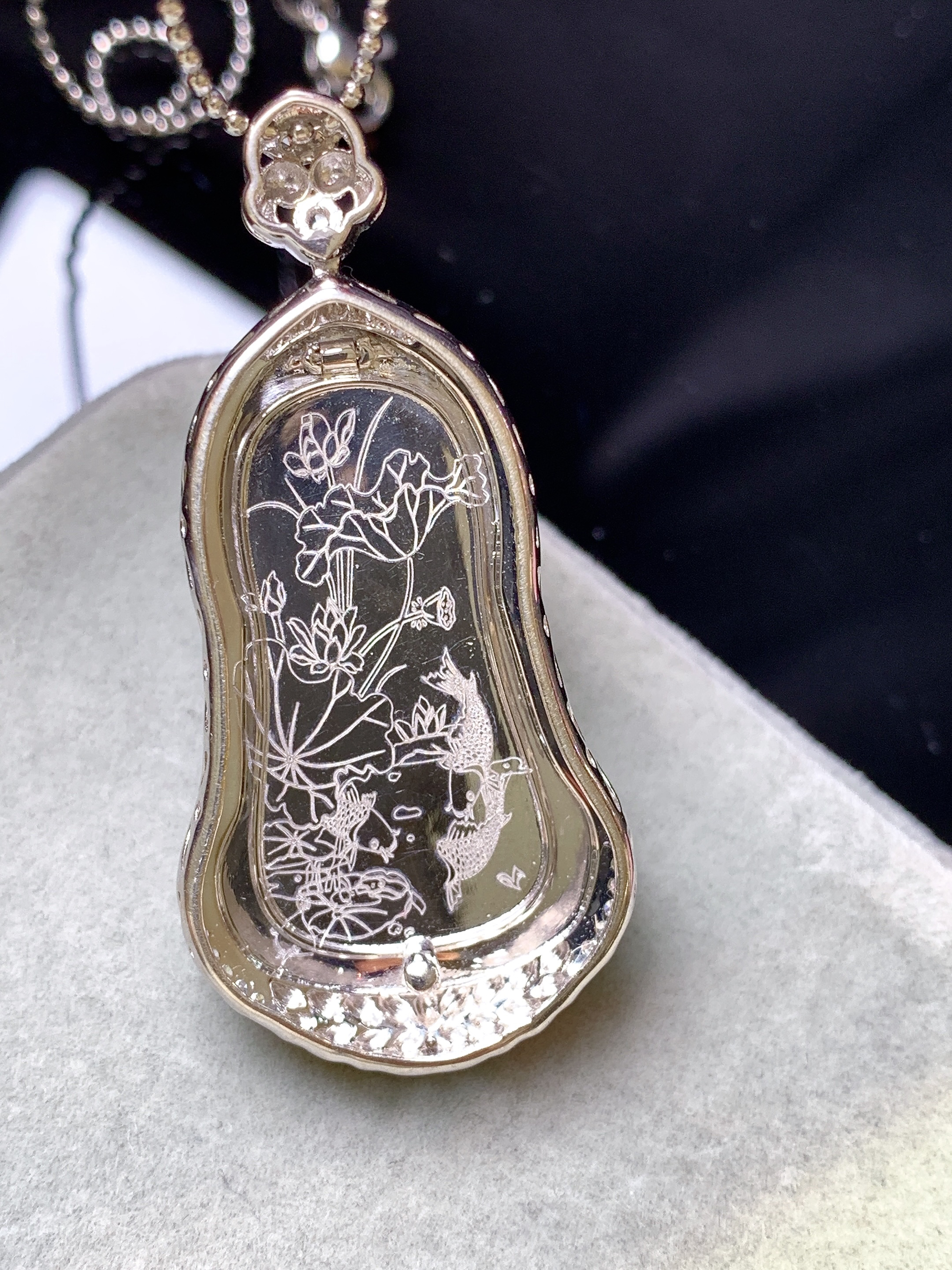 18k金钻镶嵌冰种观音菩萨吊坠 玉质细腻 色泽艳丽清新 水润亮眼 整体尺寸47.5*25.5*9y4