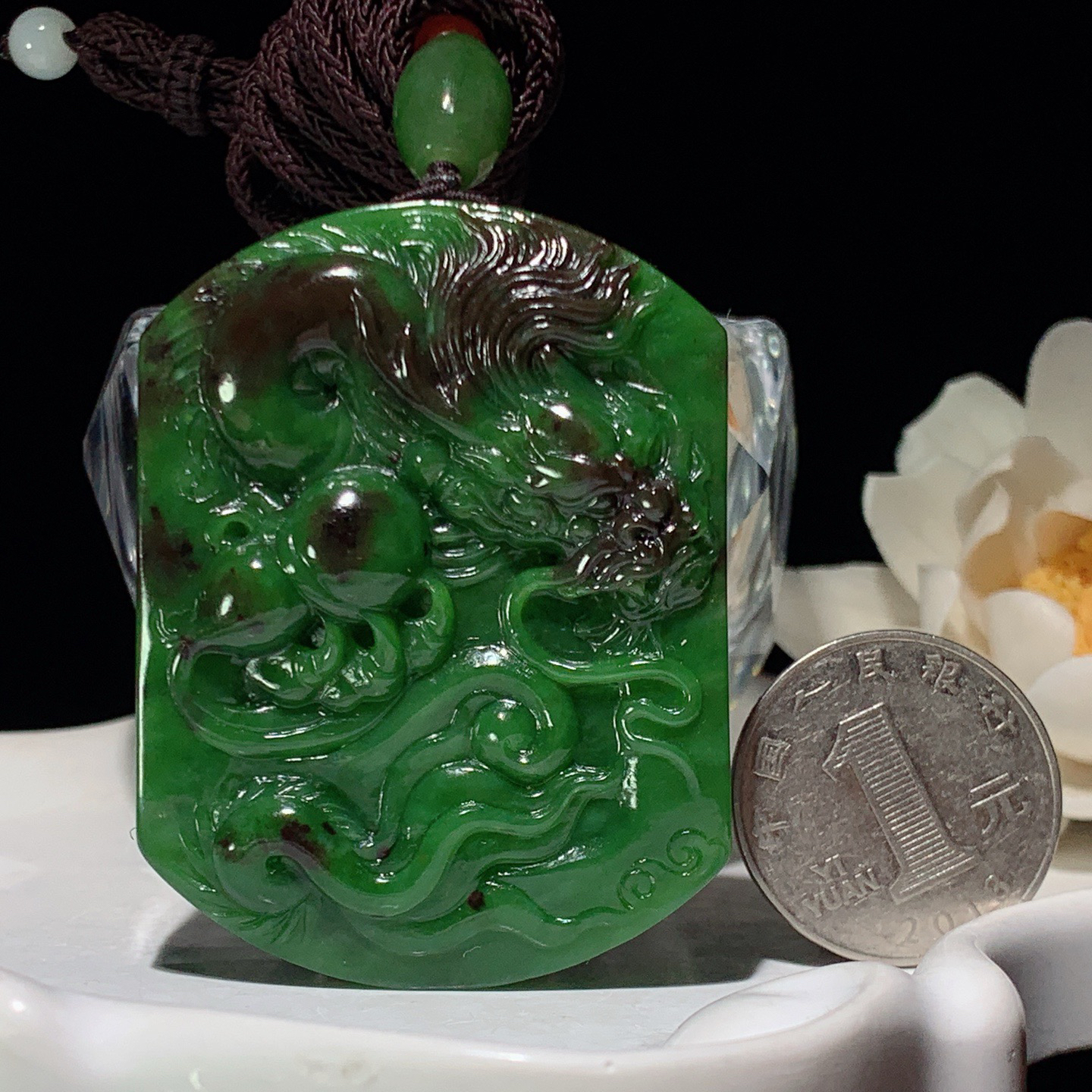 和田玉七号矿红皮料阳绿俄罗斯碧玉龙佑一方牌子挂件 尺寸55/42/14重77克 玉质细腻油润 底色纯净 脂粉好，品质好。lt260323