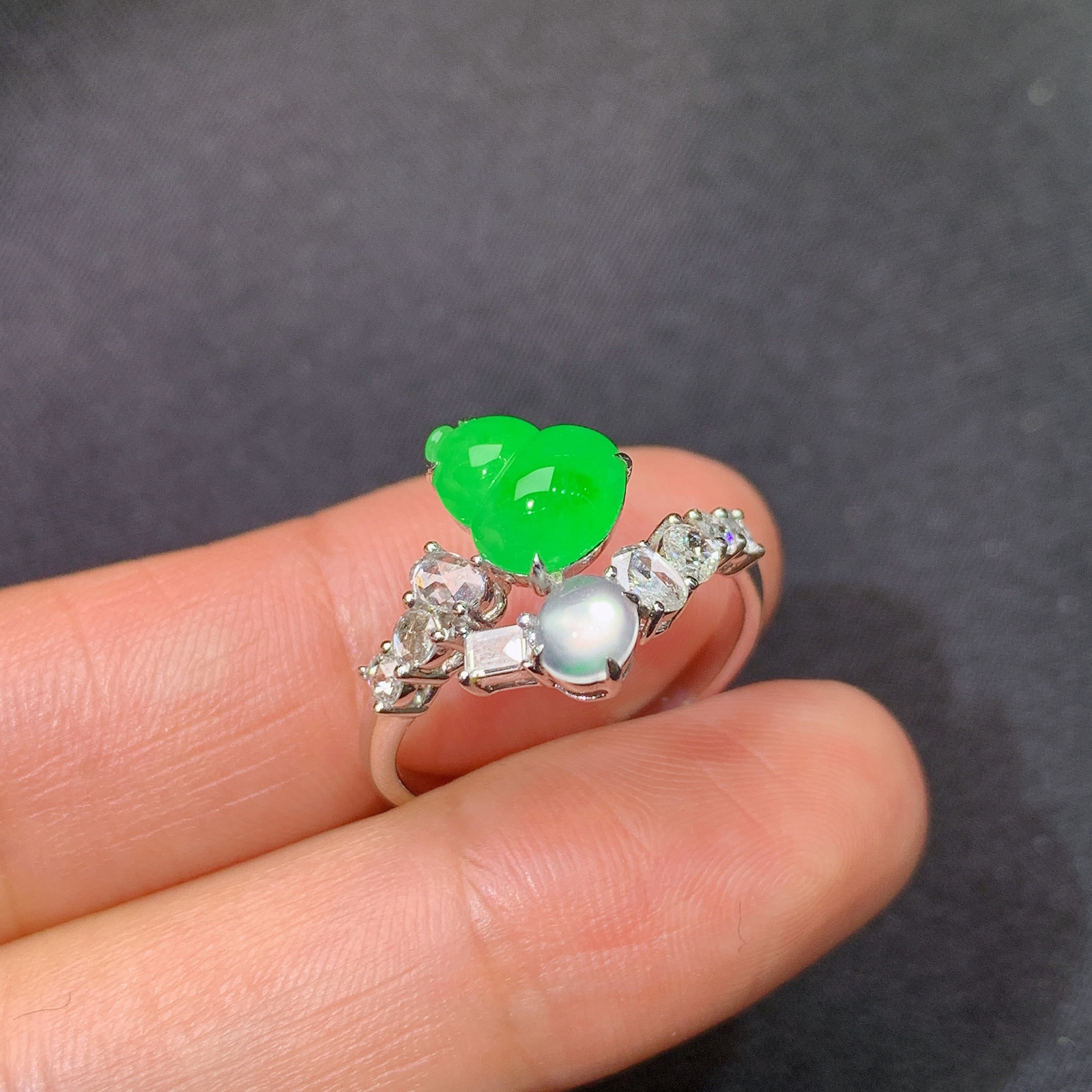 冰阳绿葫芦戒指，18k金镶嵌，款式精美，冰润色阳，种水足，Al 圈口15 裸石7.8*6.4*3