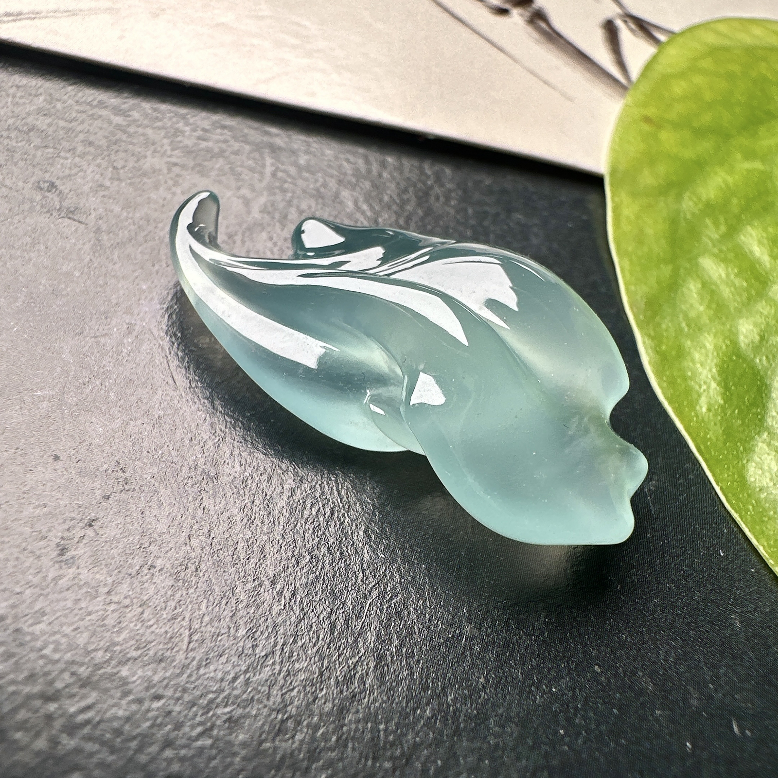 【冰种天空蓝随形裸石】随形银杏叶，质地非常细腻干净，冰润十足，种老冰透，收藏品质