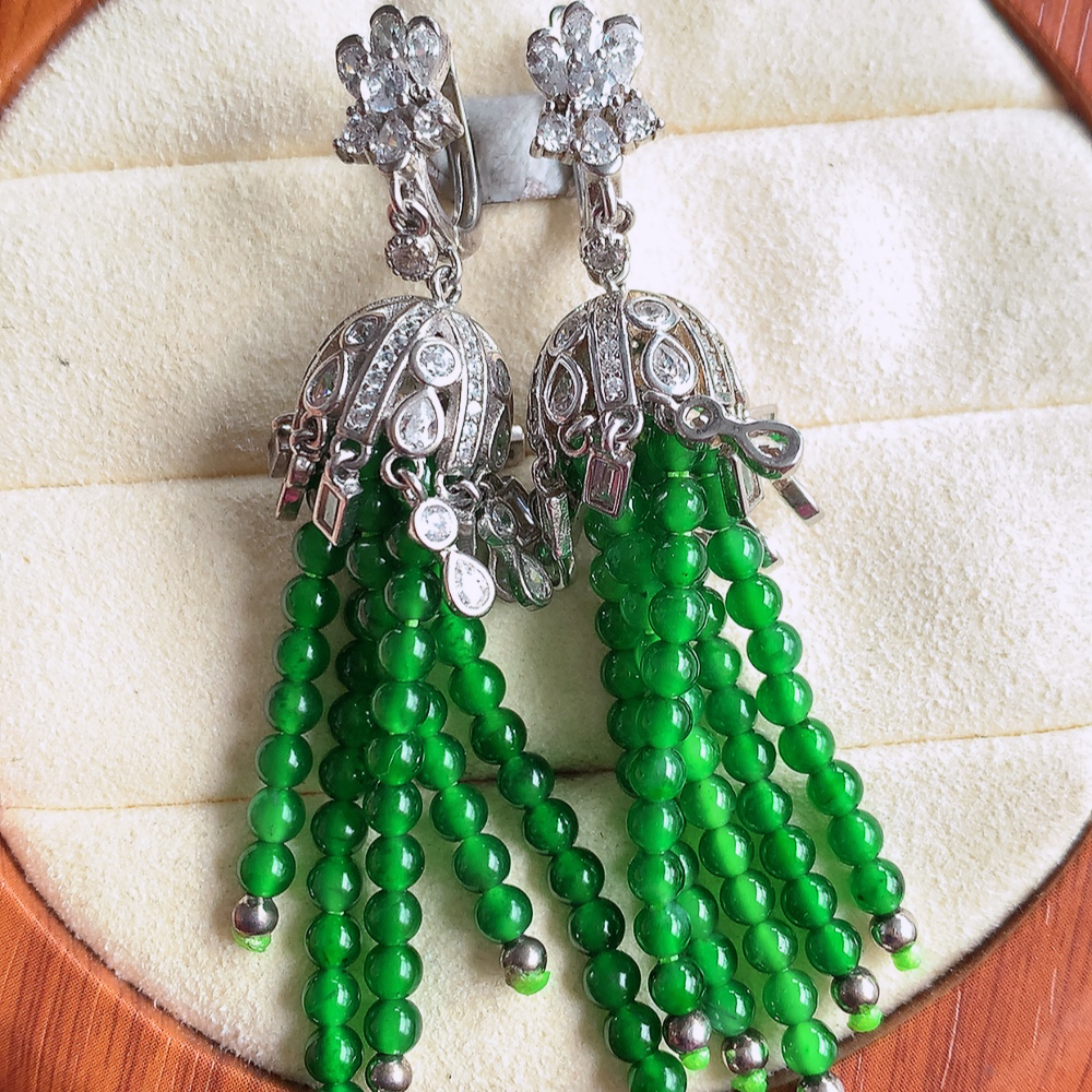 冰满绿翡翠925银镶嵌耳钉，自然光实拍，翠色灵动，颜色漂亮，种老水足，品相佳，佩戴佳品！W481.21  取一整体尺寸：62-12mm  裸石尺寸：3mm