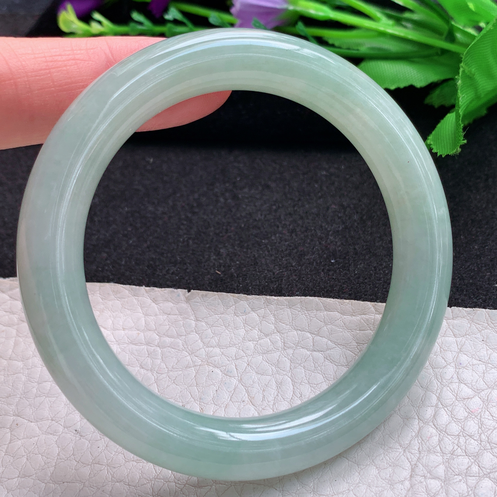 qh实拍55*10.5*10美人镯 缅甸翡翠A货玉手镯精美浅绿圆条玉手镯