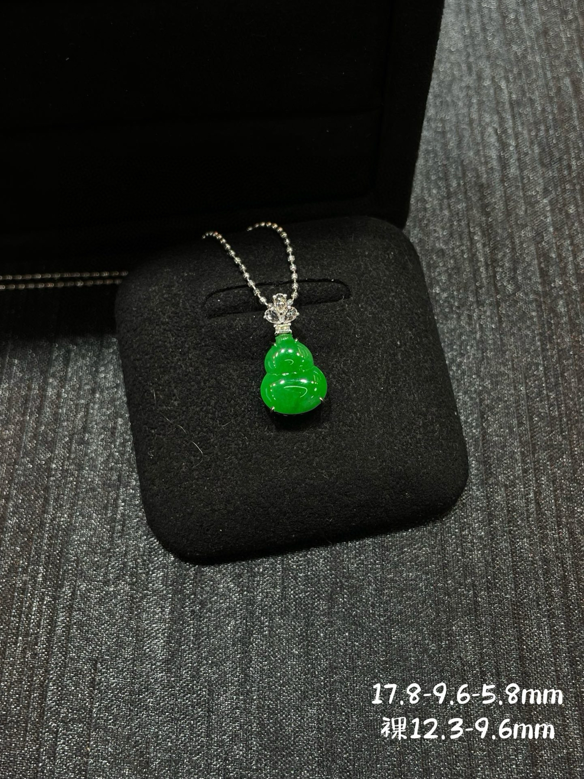 满色 正阳绿 mini葫芦吊坠

18k金简镶嵌