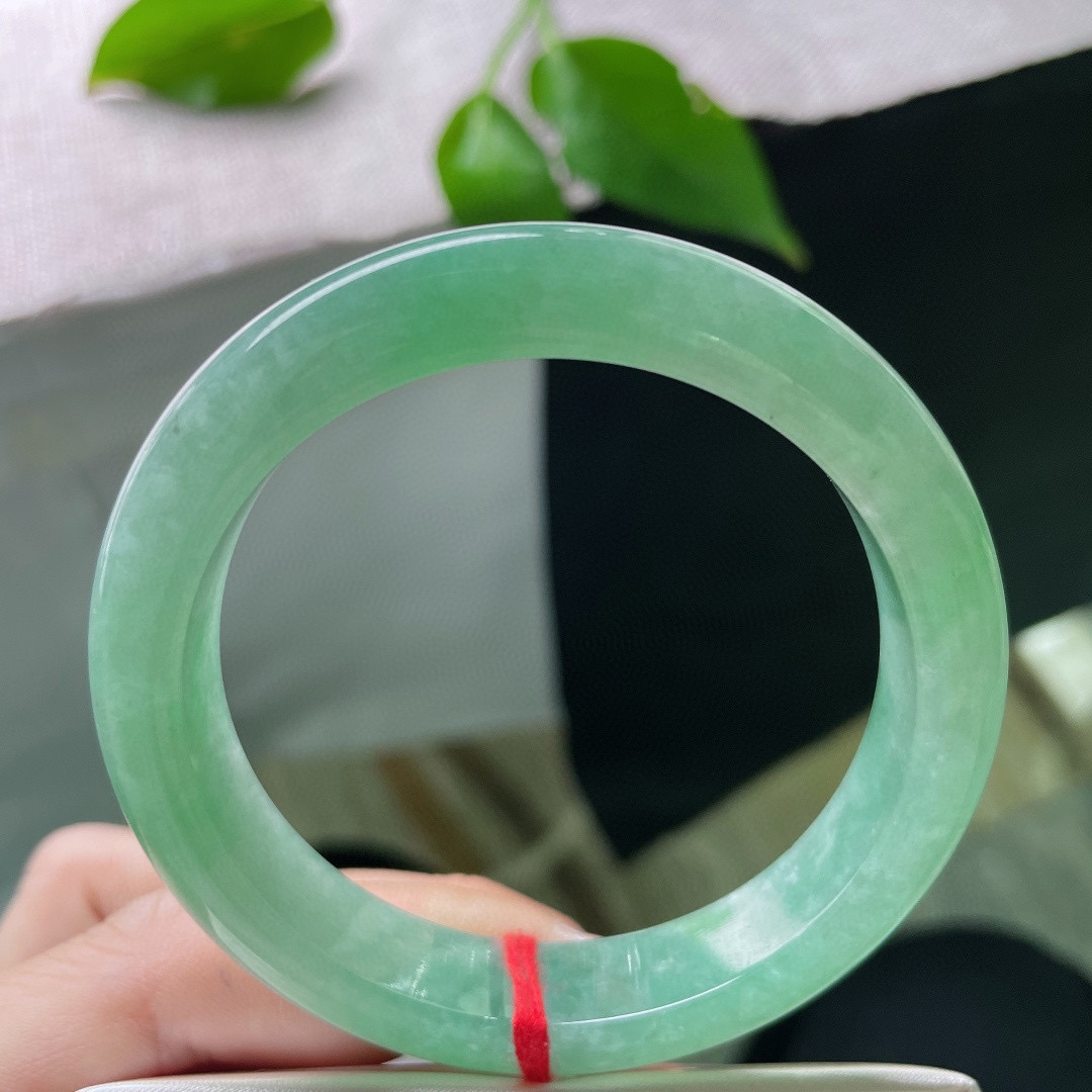 54.4/11.6/8.4，绿底正圈，满绿凝翠，一身贵气，低调却藏不住质感。棉线