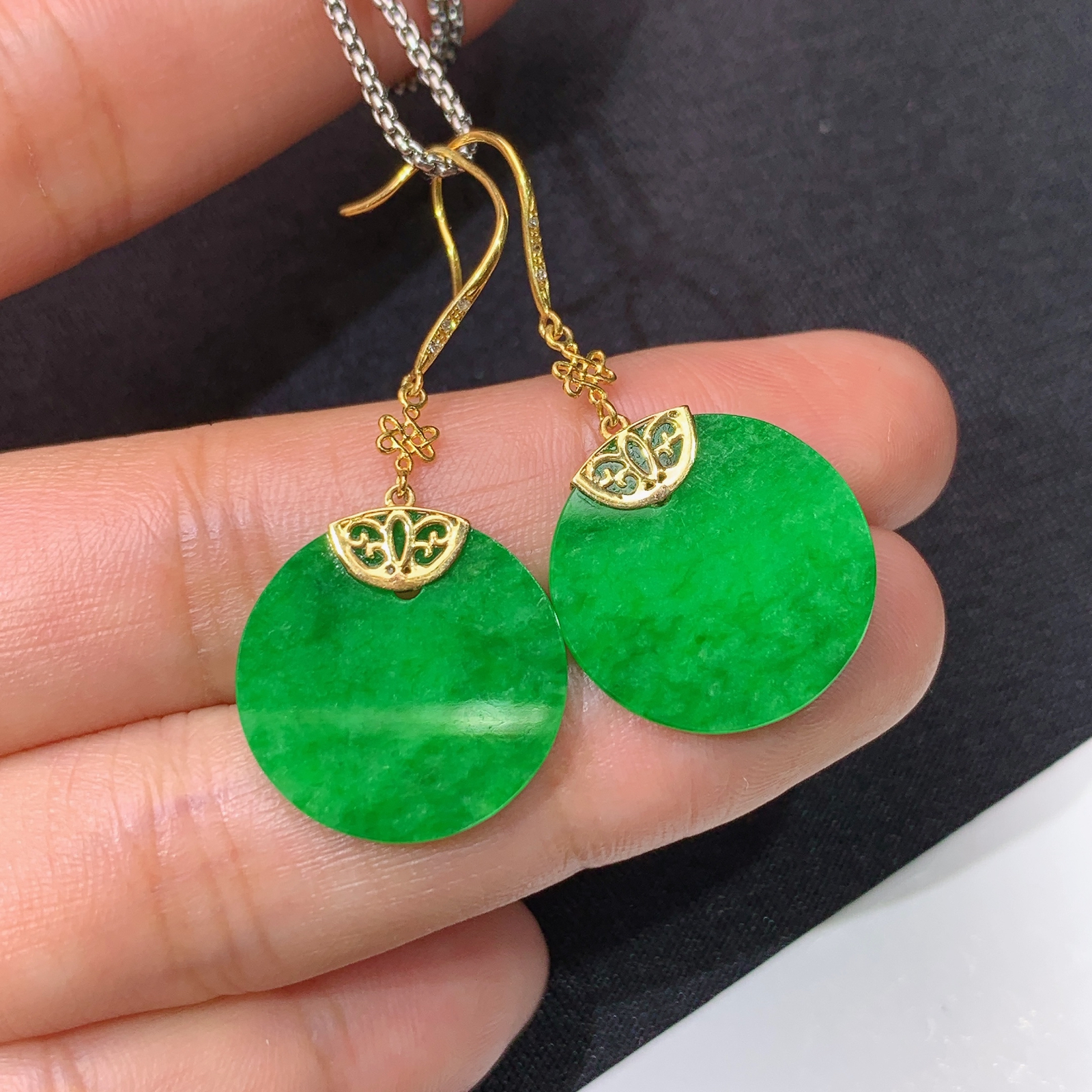 阳绿圆牌耳坠，18k金镶嵌，简约时尚，冰润色阳，种水足，Xyg 尺寸16.8*1.2