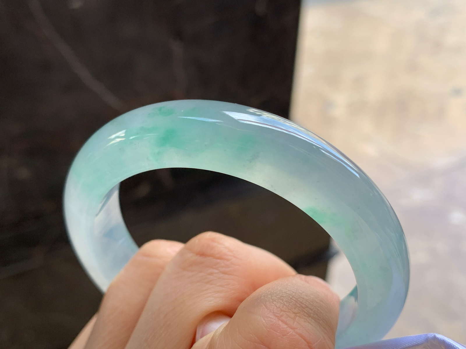 57-13-9.2

冰种飘绿手镯^_^透亮