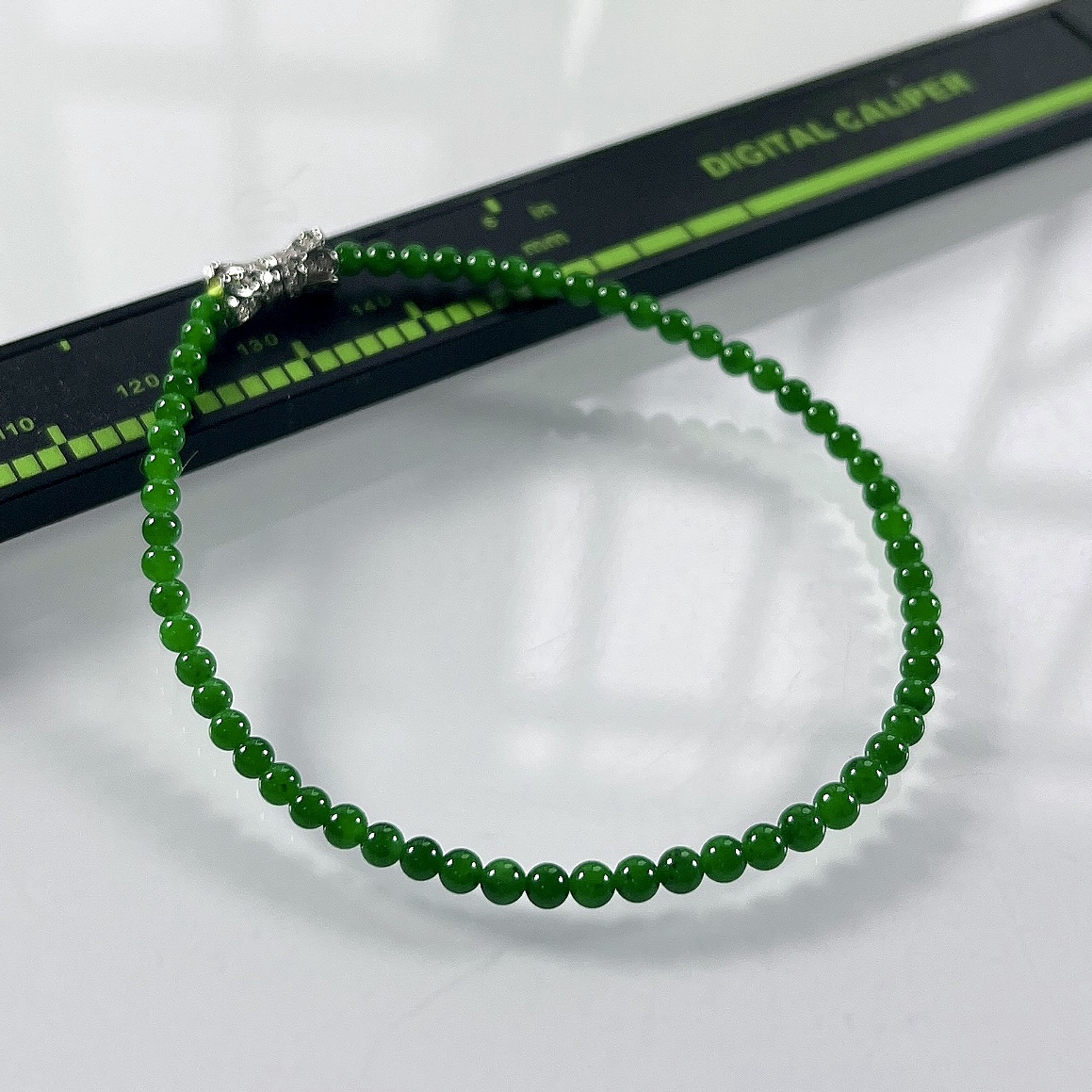 收藏级别，缅甸天然翡翠A货，卡3冰种满绿帝王绿小米珠小圆珠手串手链，尺寸：3mm/60颗，长度172