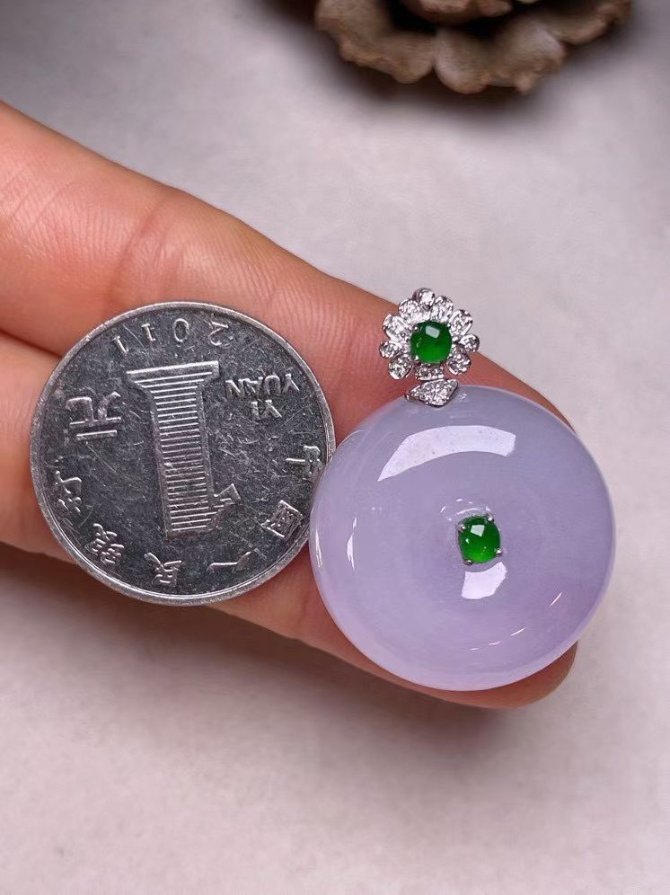 冰糯种淡紫罗兰平安扣吊坠、真金真钻镶嵌，种水好，玉质细腻 .裸石尺寸 24.2