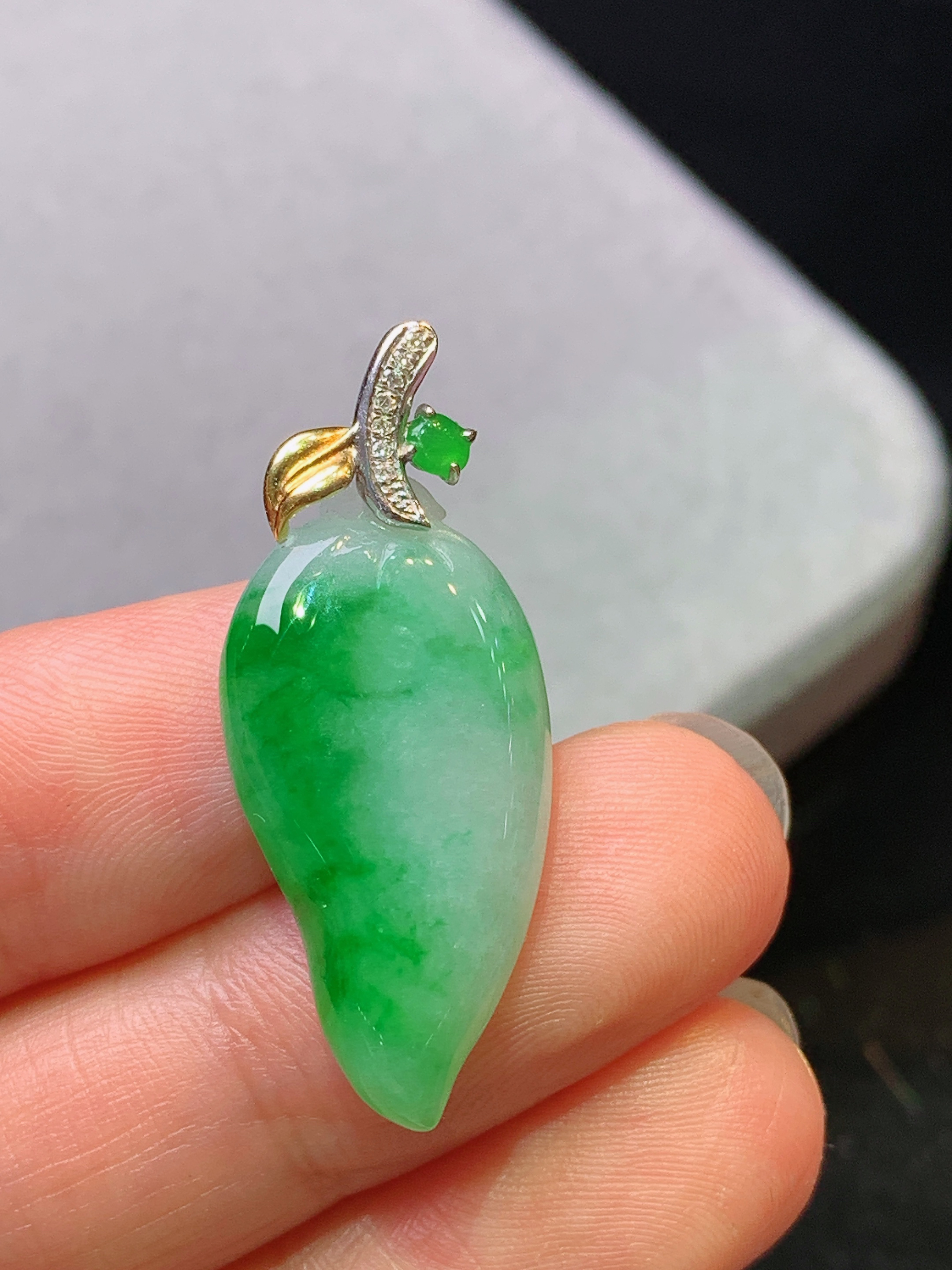 18k金钻镶嵌翠绿福瓜吊坠 玉质细腻 色泽艳丽清新 水润亮眼 整体尺寸32.5*13.5*6b1