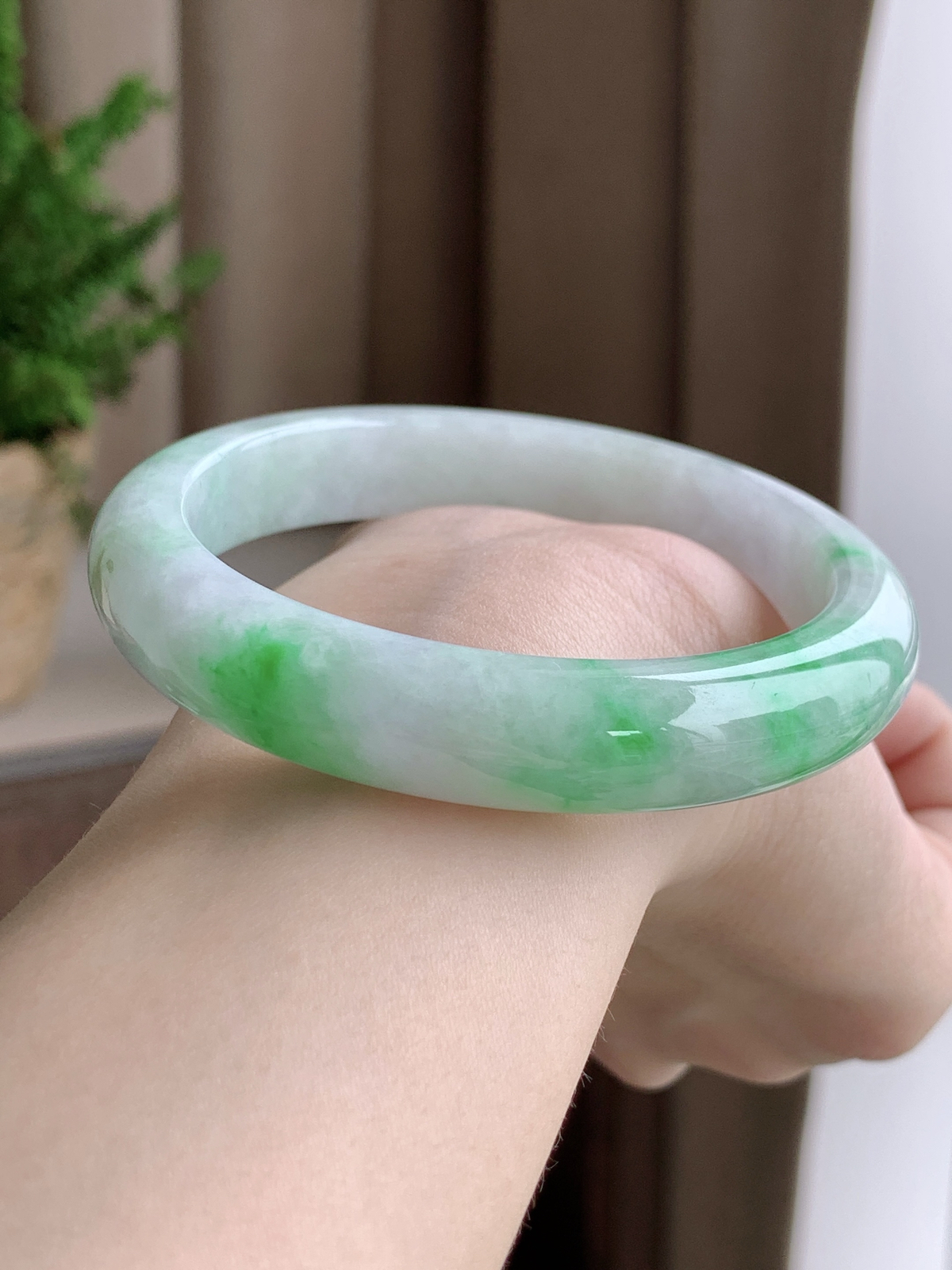 【手镯】正圈 圈口 55 56
【尺寸】56-10.9-7.8
【说明】飘绿花 冰飘花 金丝绿 白底青 种老细腻 缅甸A货翡翠 完美