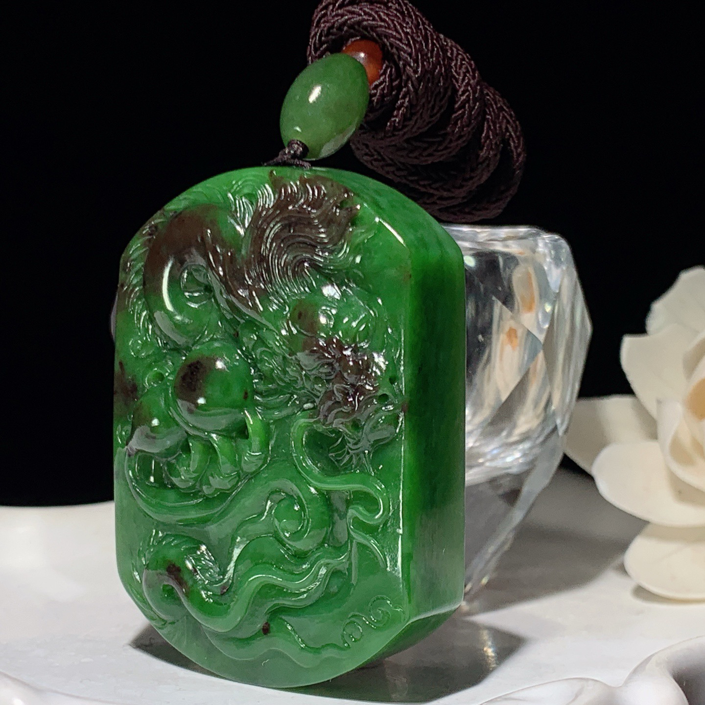 和田玉七号矿红皮料阳绿俄罗斯碧玉龙佑一方牌子挂件 尺寸55/42/14重77克 玉质细腻油润 底色纯