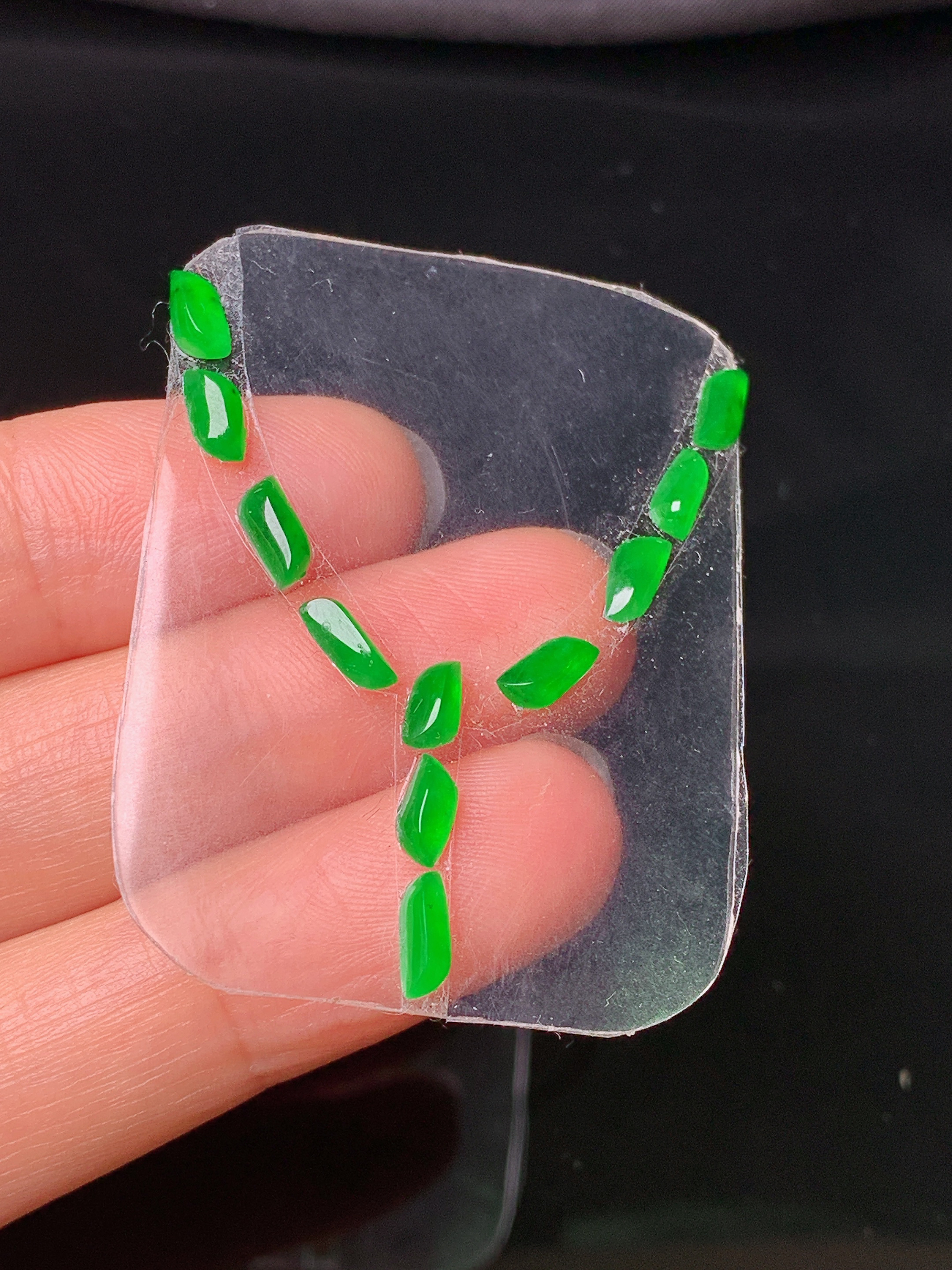 镶嵌款 满绿随形一手 吊坠 玉质细腻 色泽艳丽清新 水润亮眼 整体尺寸6.6*2.3*2j3