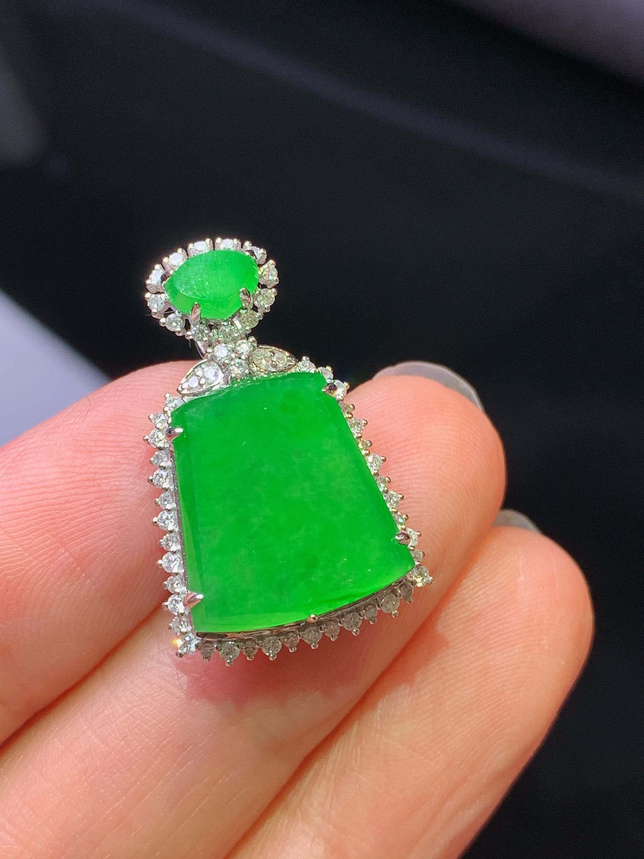 18k金钻镶嵌翠绿无事牌吊坠 玉质细腻 色泽艳丽清新 水润亮眼 整体尺寸24.6*15.6*7.5f