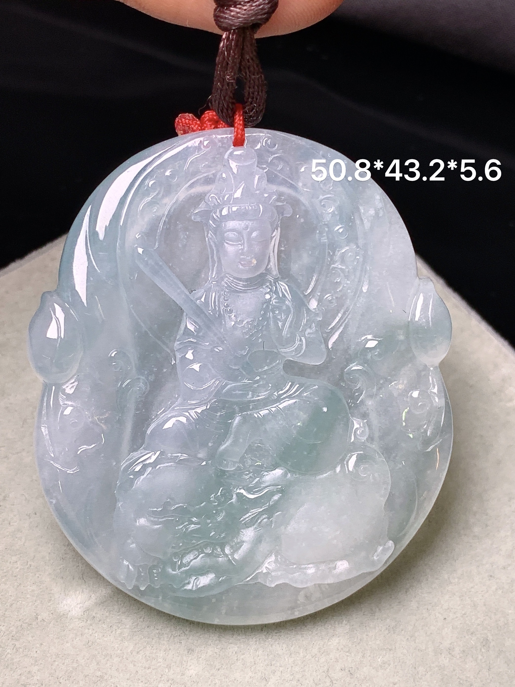 飘绿文殊观音菩萨吊坠 玉质细腻 色泽艳丽清新 水润亮眼 整体尺寸50.8*43.2*5.6b2