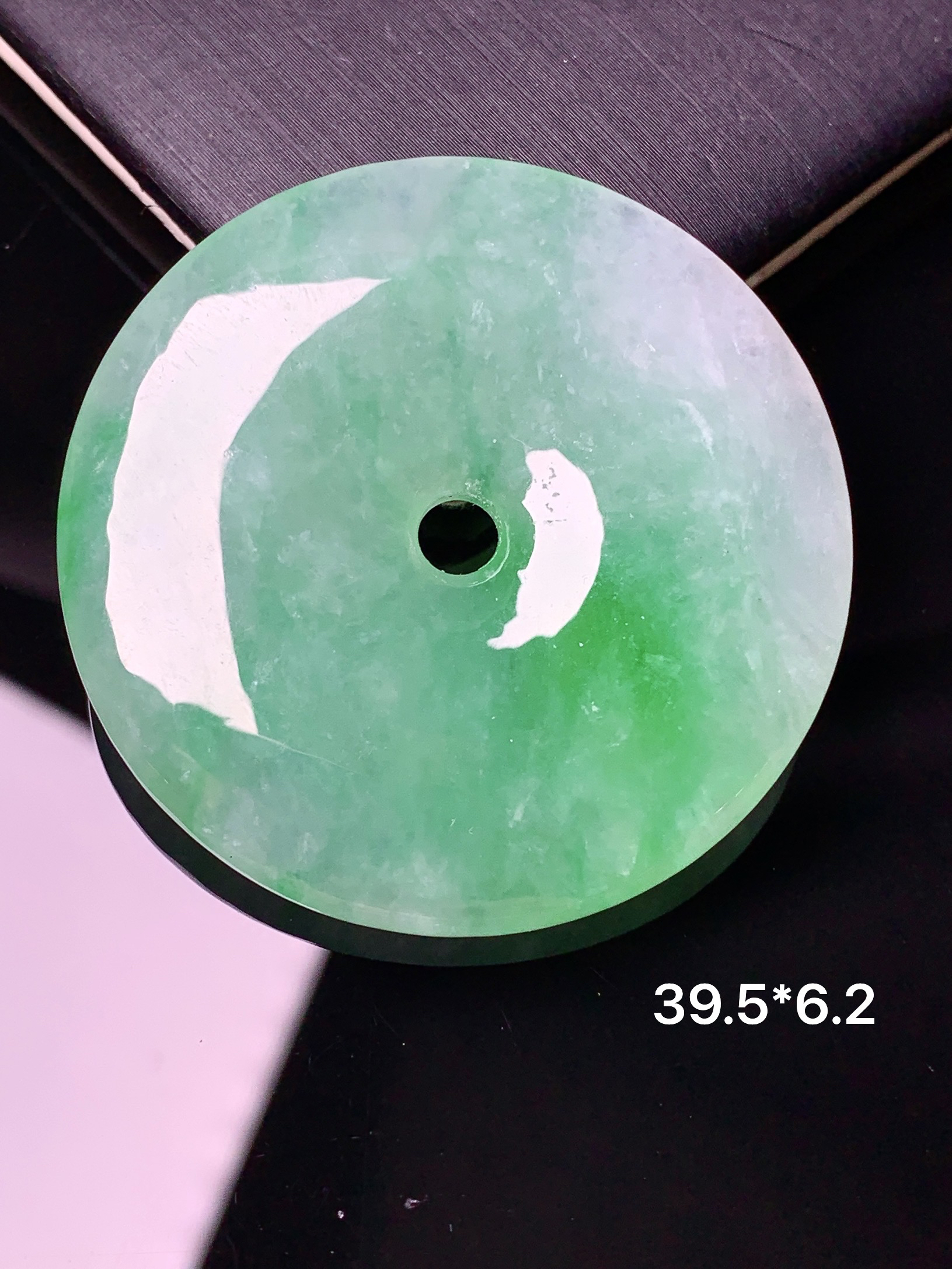 飘绿平安扣吊坠 玉质细腻 色泽艳丽清新 水润亮眼 整体尺寸39.5*6.2j3