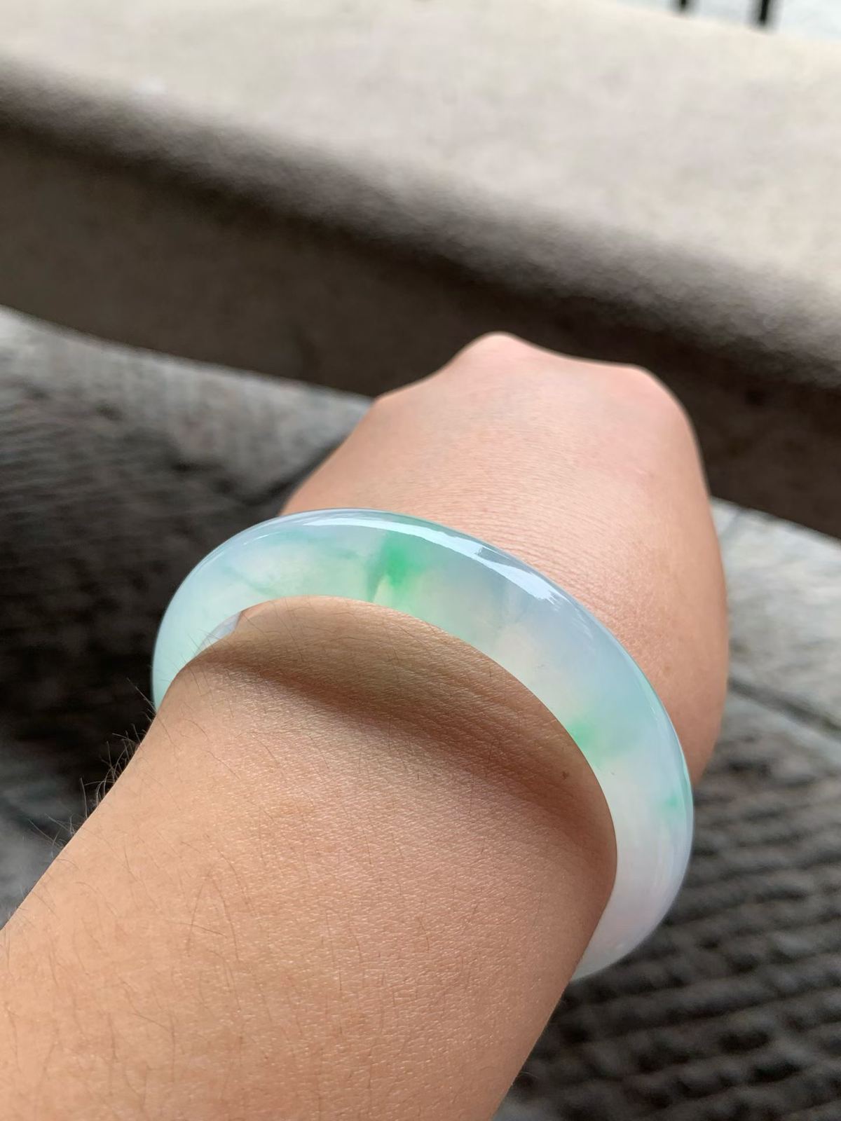 淡春彩正圈手镯尺寸55.8*12*7 老种通透，纯净细腻，胶感十足，紫绿相间，淡雅清新，上手灵气轻盈，清透感拉满！